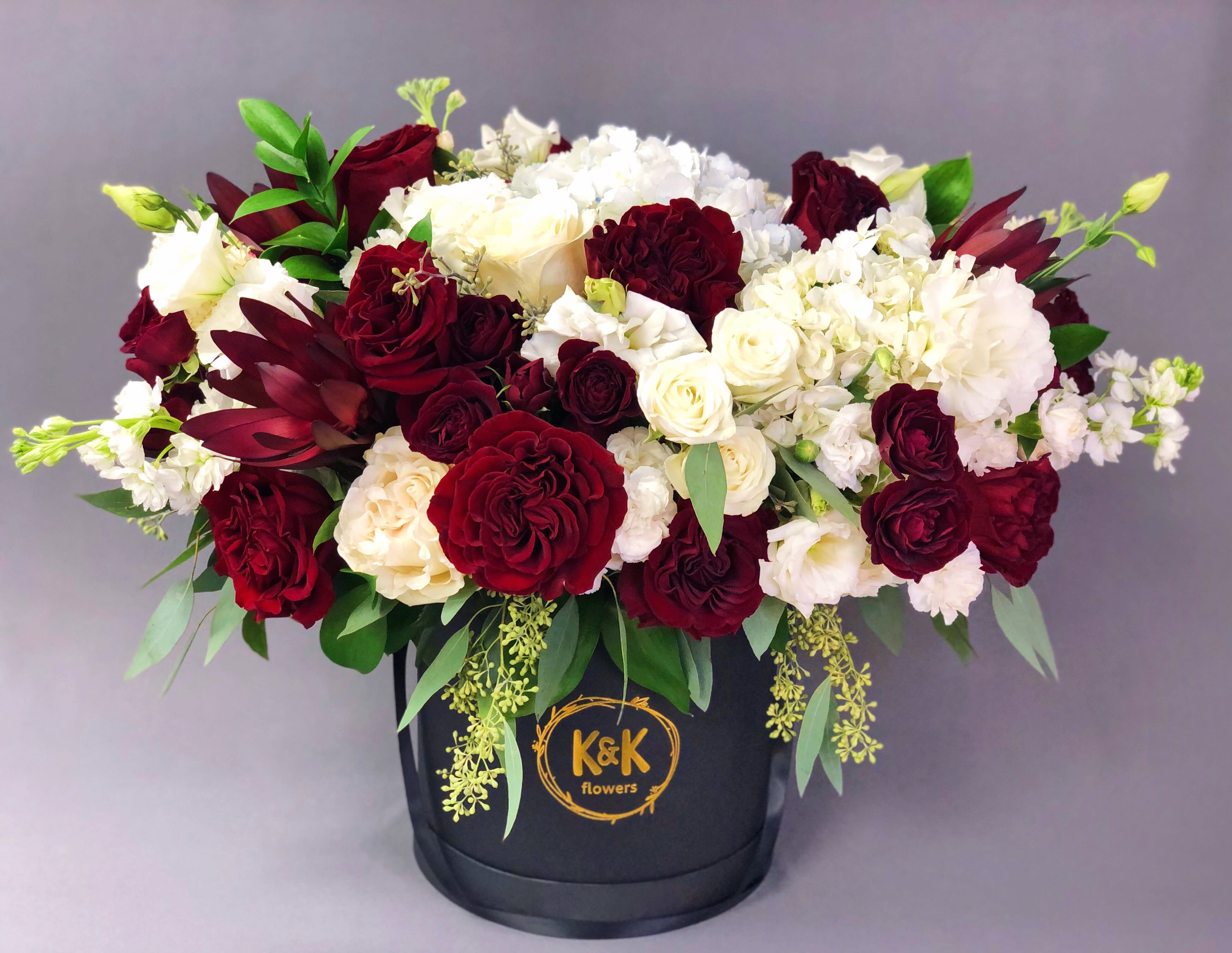 XXL Hat box Red and White - Mixed flowers, from romantic and gentle to an edgy and interesting look. If You want a bouquet with a twist, choose our flower boxes. We have wood boxes for rustic-looking arrangements or hat boxes for a more elegant look. It’s a beautiful and convenient way. Flowers in boxes don’t need vases. That makes it perfect for transportation and keeping flowers hydrated and secure.