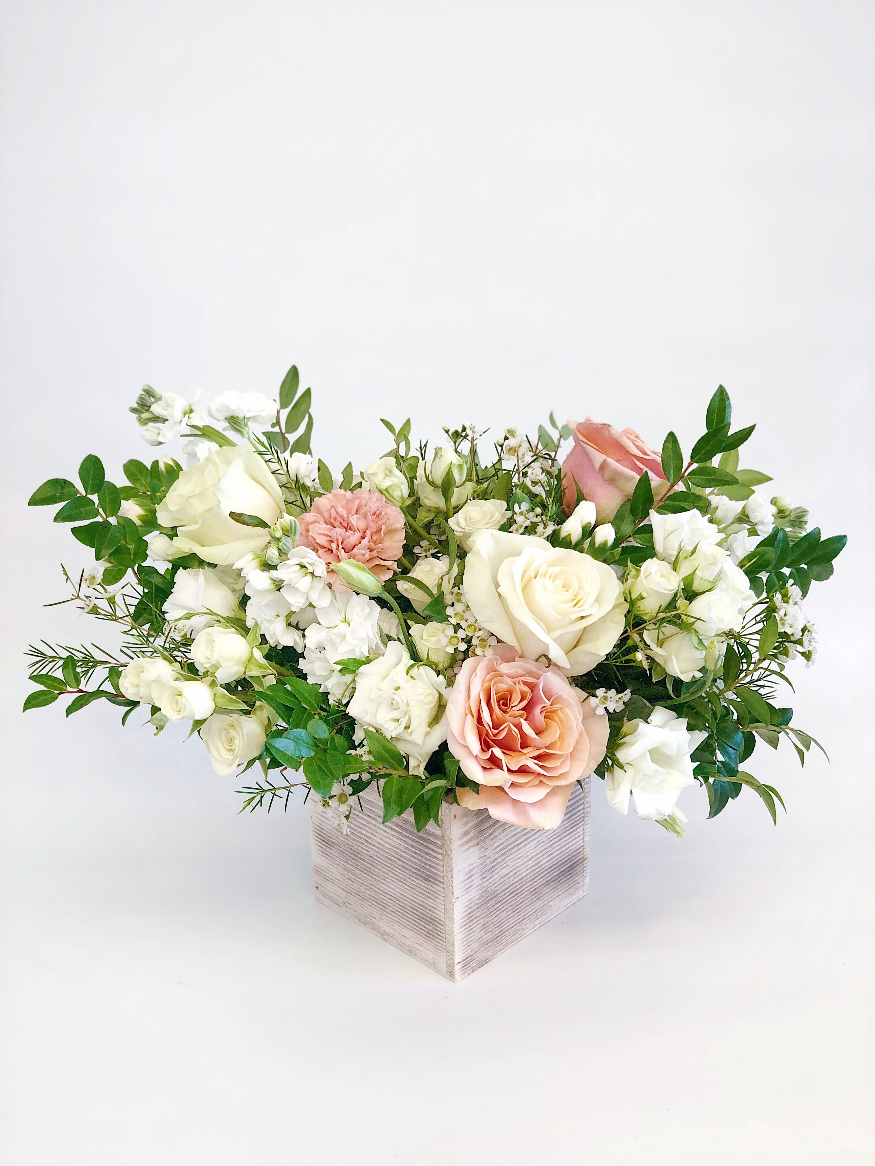 Garden Style Arrangement Peach and White - If You want bouquet with a twist, choose our flower boxes. We have wood boxes for rustic looking arrangements, or hat boxes for a more elegant look. It’s a beautiful and convenient way. Flowers in boxes don’t need vases. That makes it perfect for transportation and keeping flowers hydrated and secure.