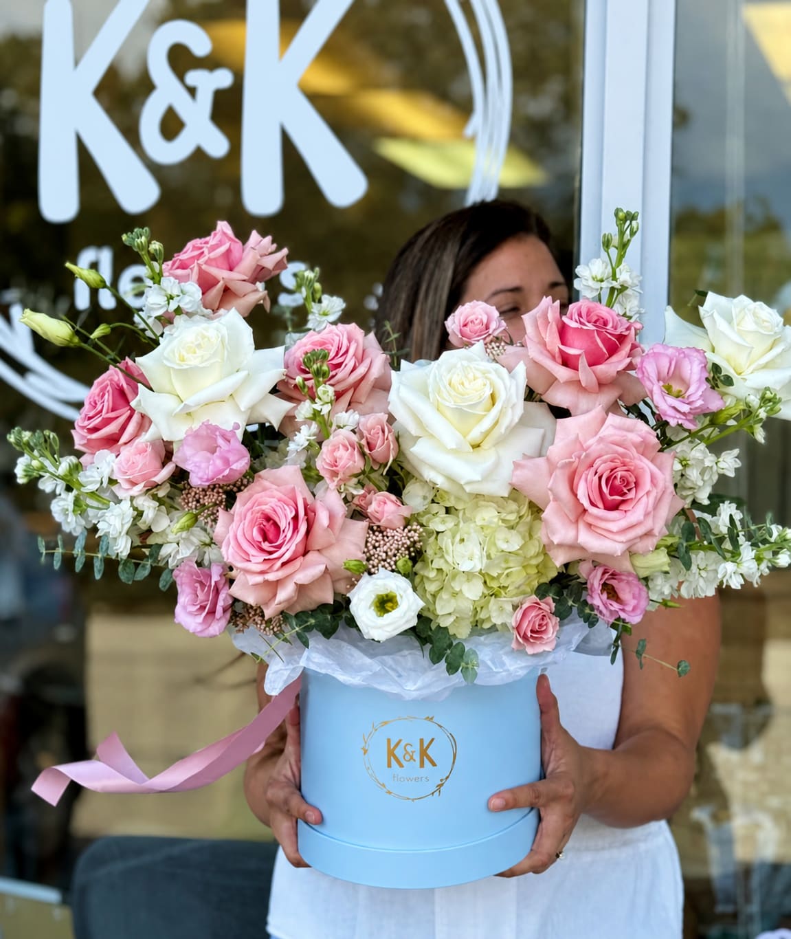 French HatBox Pink &amp; White - Mixed flowers, including French roses, range from romantic and gentle to edgy and interesting. If you want a bouquet with a twist, choose our hat boxes for a more elegant look. It’s a beautiful and convenient way to transport flowers. Flowers in boxes don’t need vases, which makes them perfect for keeping flowers hydrated and secure.