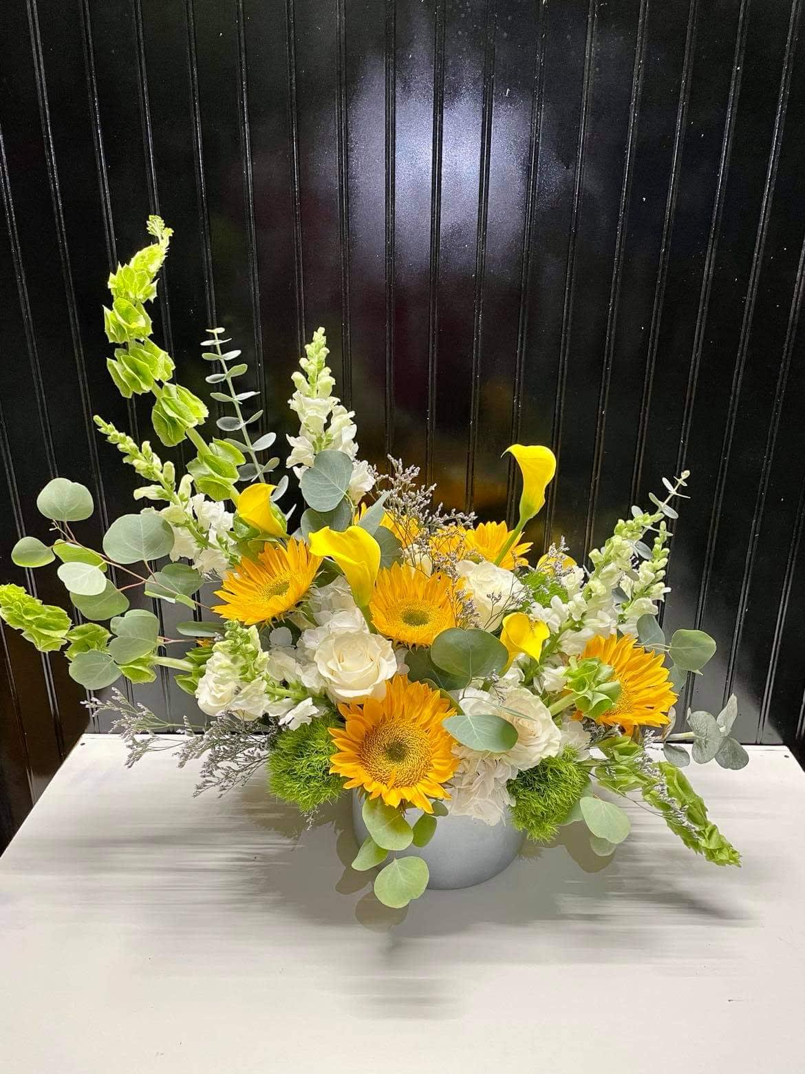 Hudson - An amazing beautiful arrangement to brighten up anyone's day. Perfect for the summer 