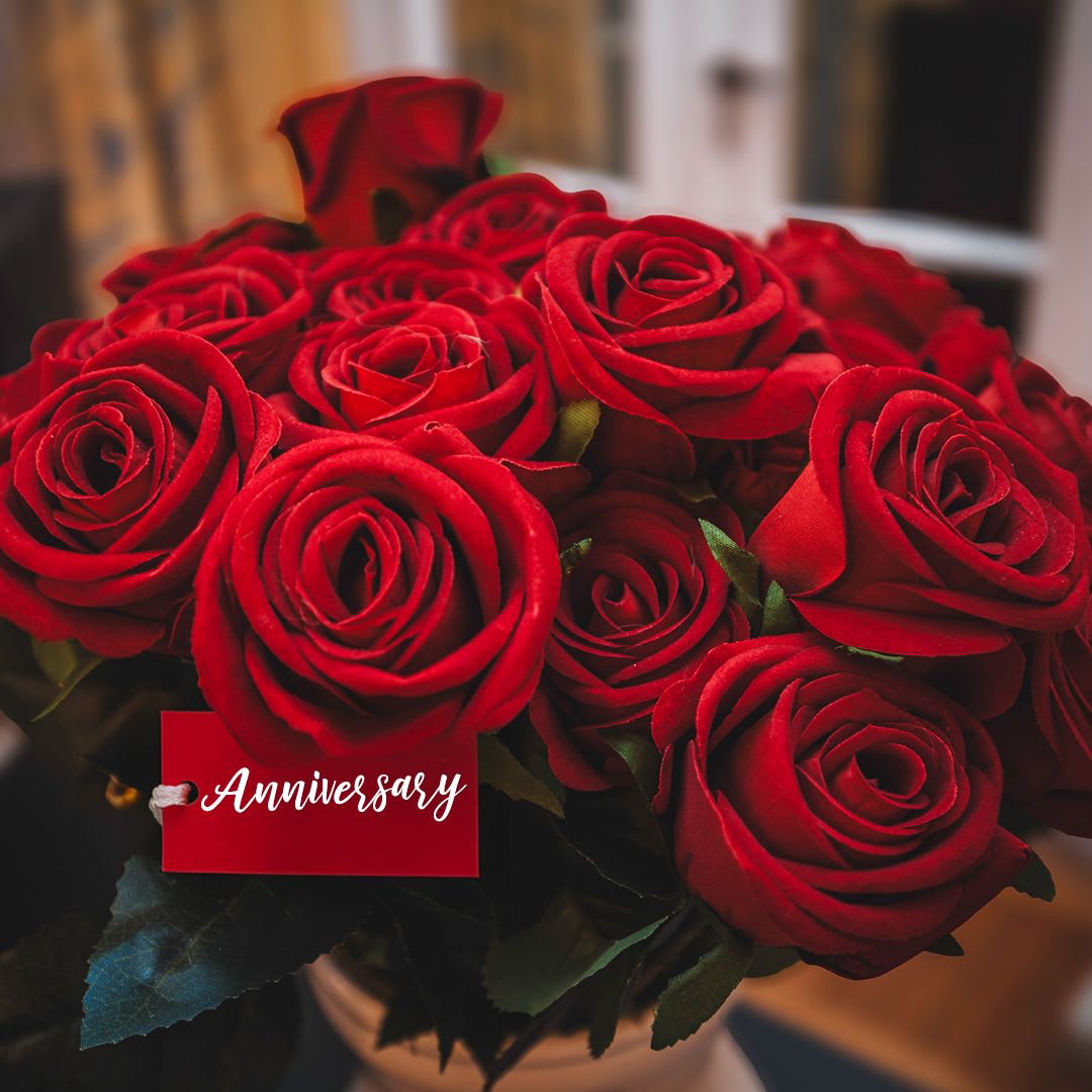 Bouquet of red roses with an anniversary tag