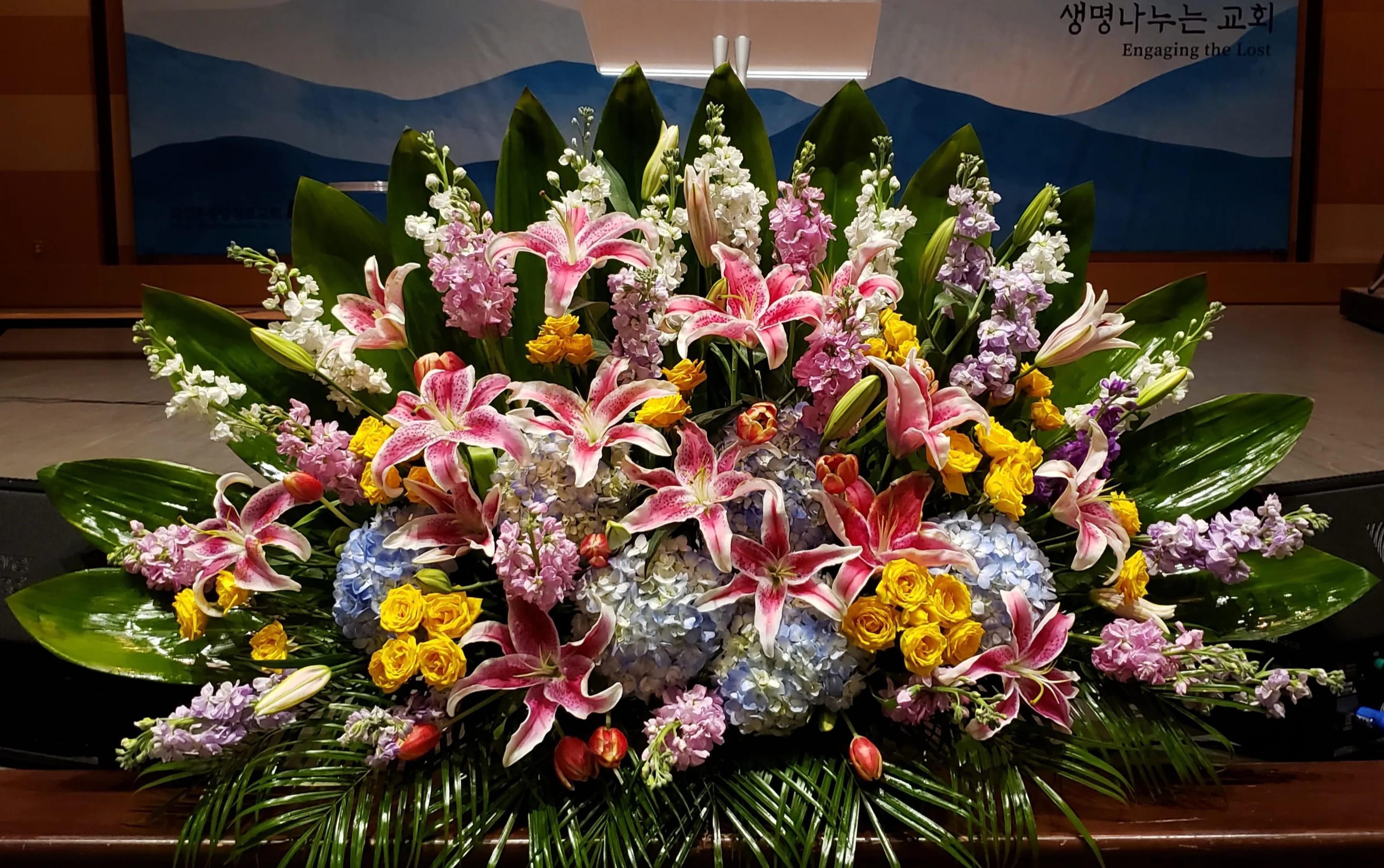 [TT-POD193]:  PODIUM ARRANGEMENT 193 - PODIUM ARRANGEMENT 193 BY TIWN TOWERS FLORIST