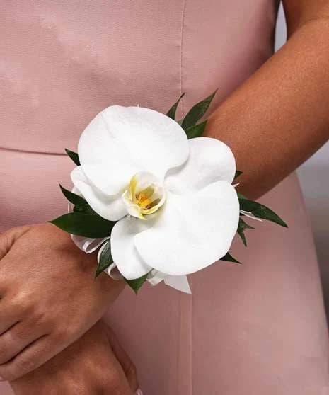 Noble Princes decorated with diamond accessory - White orchid and white roses goes with Diamond decorations. 