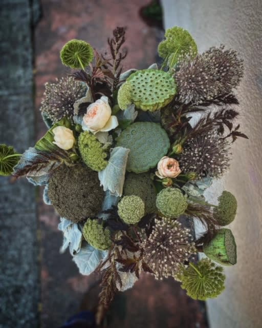 Bouquet with pale roses and green spherical blooms