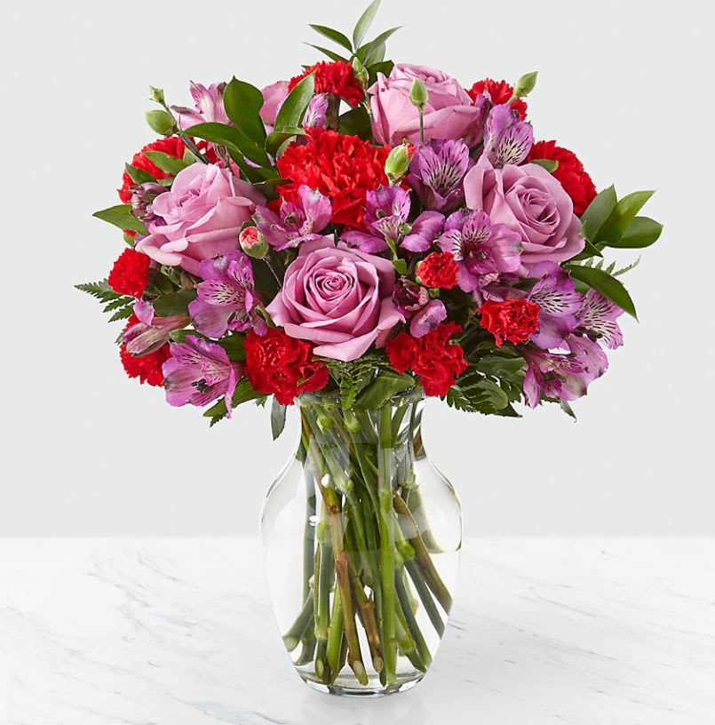 Pink and red mixed bouquet in a clear glass vase