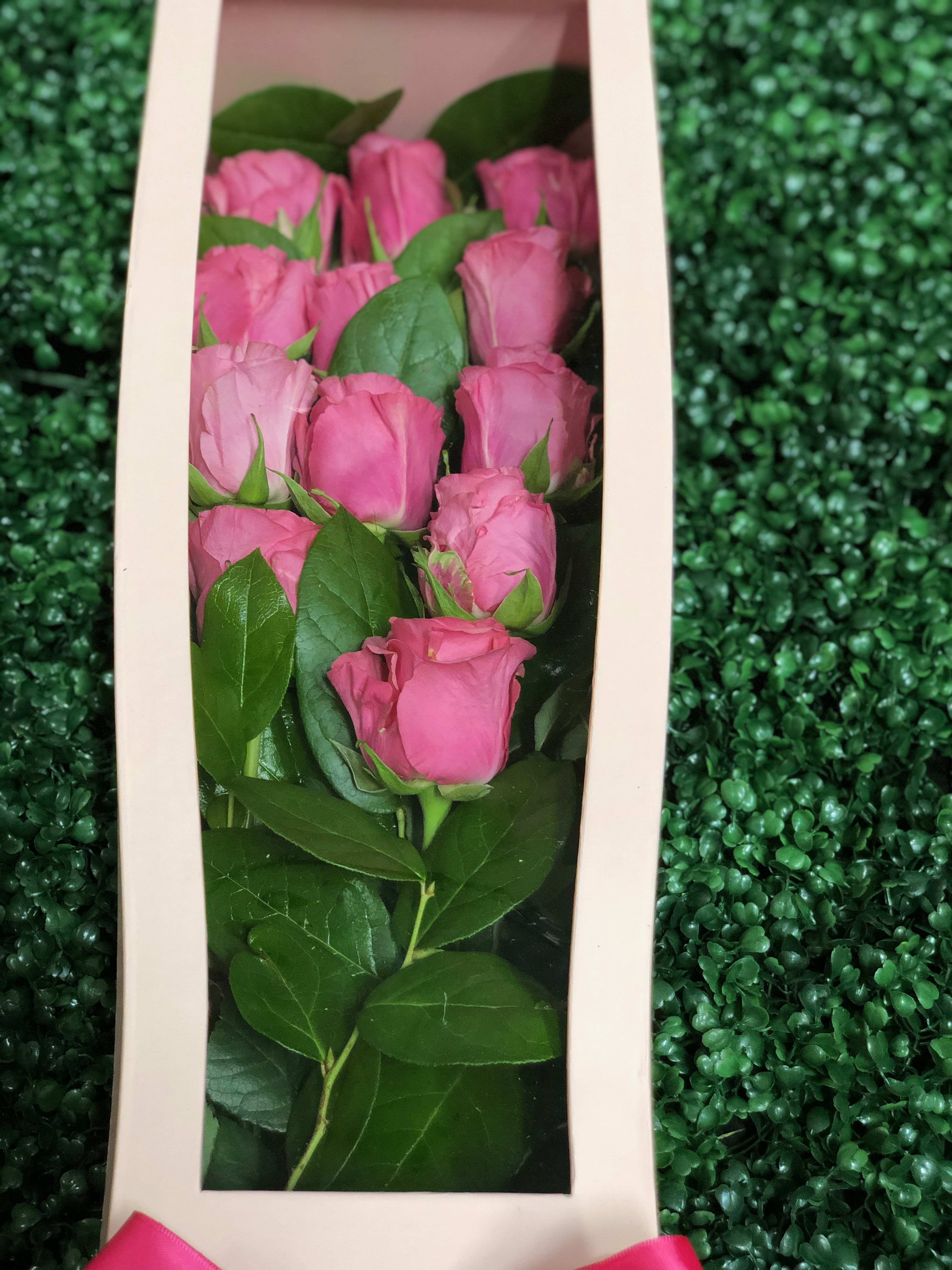 SWEET DELIGHT - 12 LONG STEM ROSES IN A KEEPSAKE BOX TIES BEAUTIFULLY WITH A SATIN BOW MAKES A GREAT GIFT FOR ALL OCCASIONS .  * CAN BE MADE IN ANY COLOR ROSES