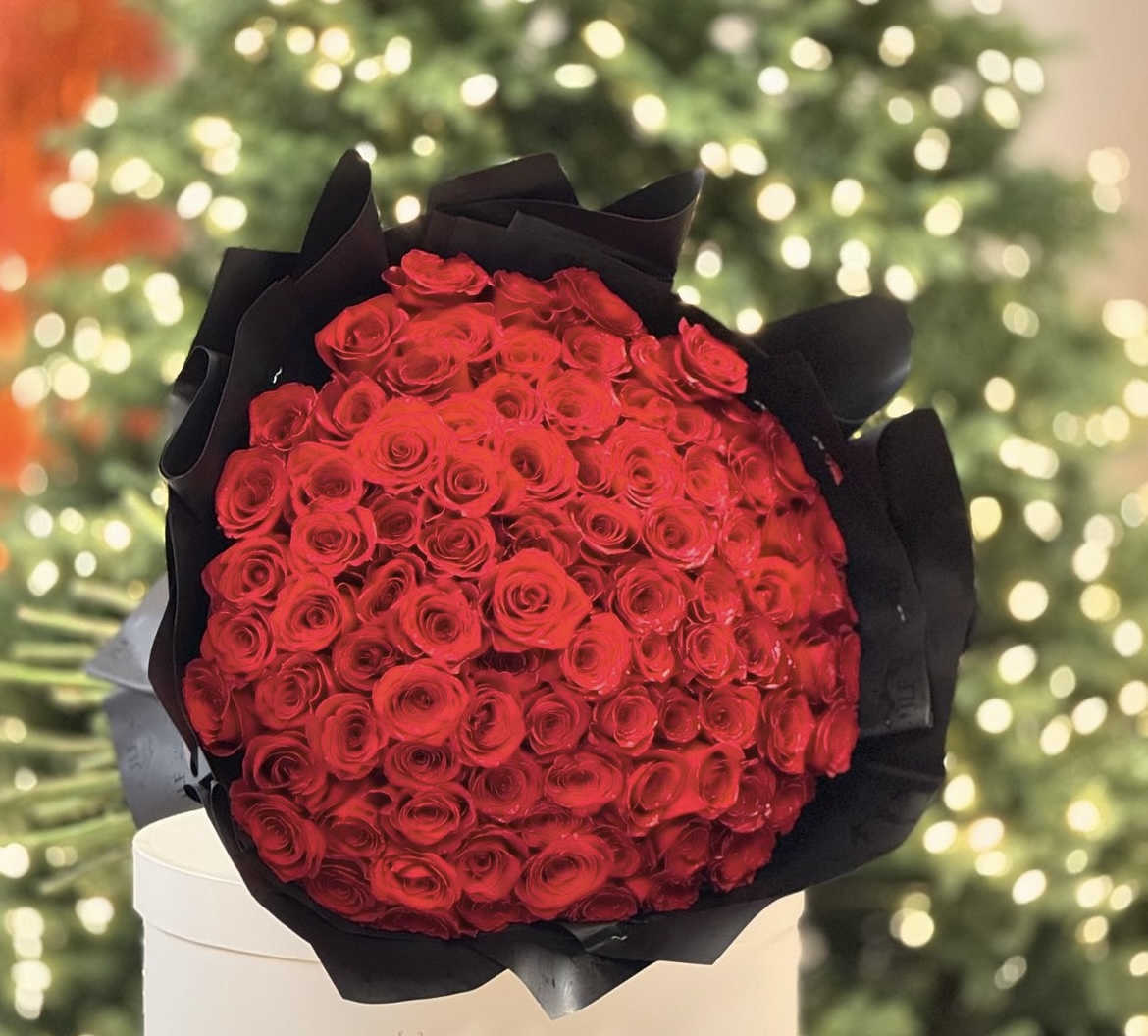 100 ROSES TO  SAY I LOVE YOU MAS  - 100 RED ROSES BEAUTIFULY WRAPPED IN PAPER 