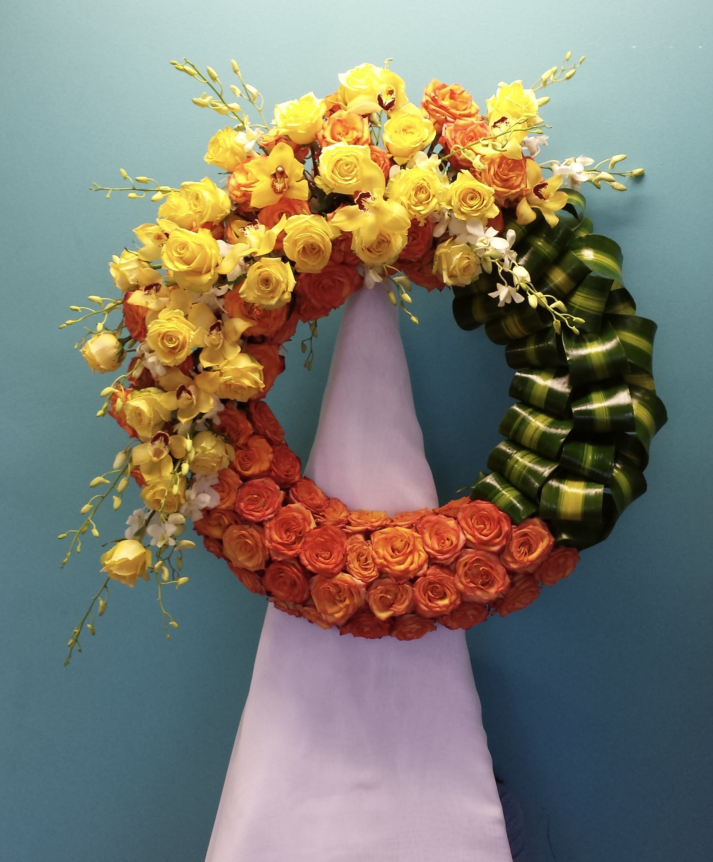 Fall circle  - Circle arrangement full of roses, dendrobium &amp; leafs  . .There is a window off 24 hours to fulfill these order 