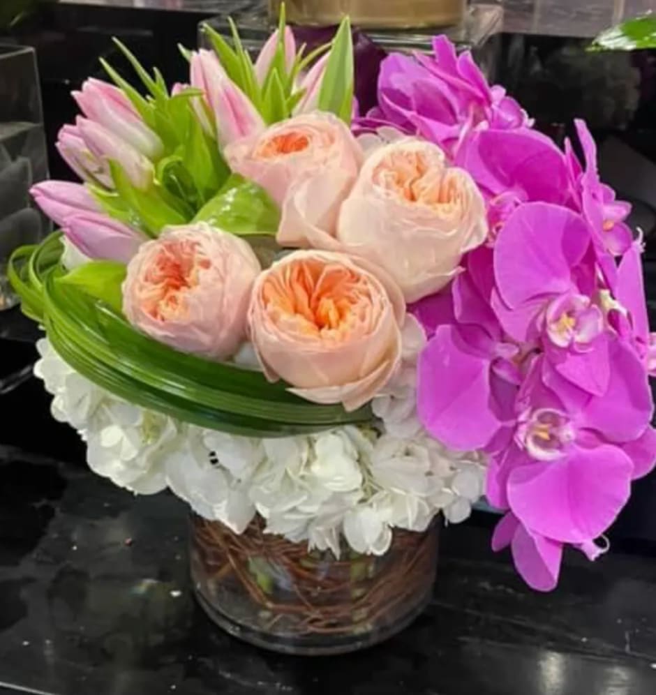 Bouquet of pink and white flowers in a glass vase