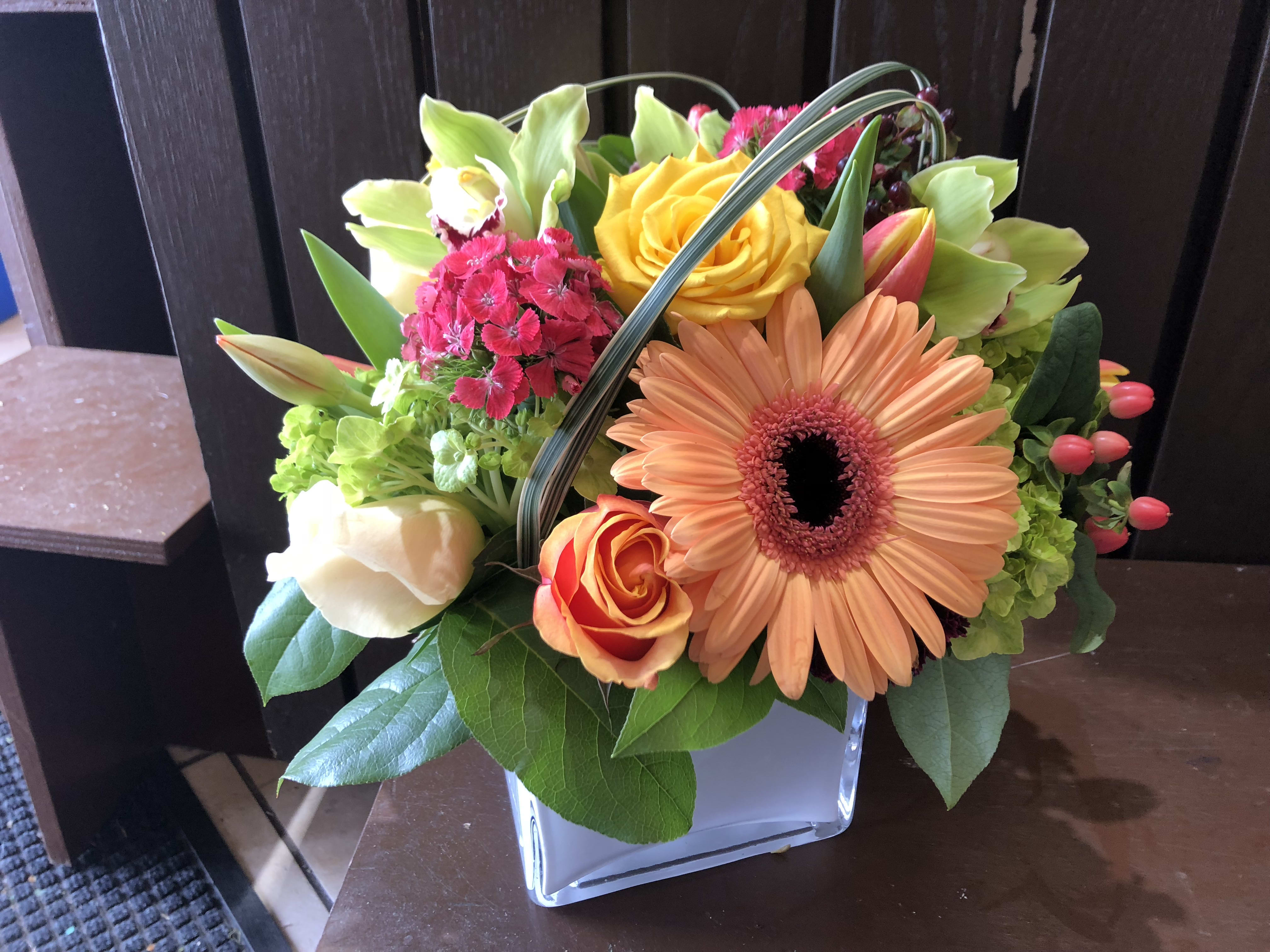 Mixed bouquet with a peach gerbera daisy and yellow rose in a glass vase
