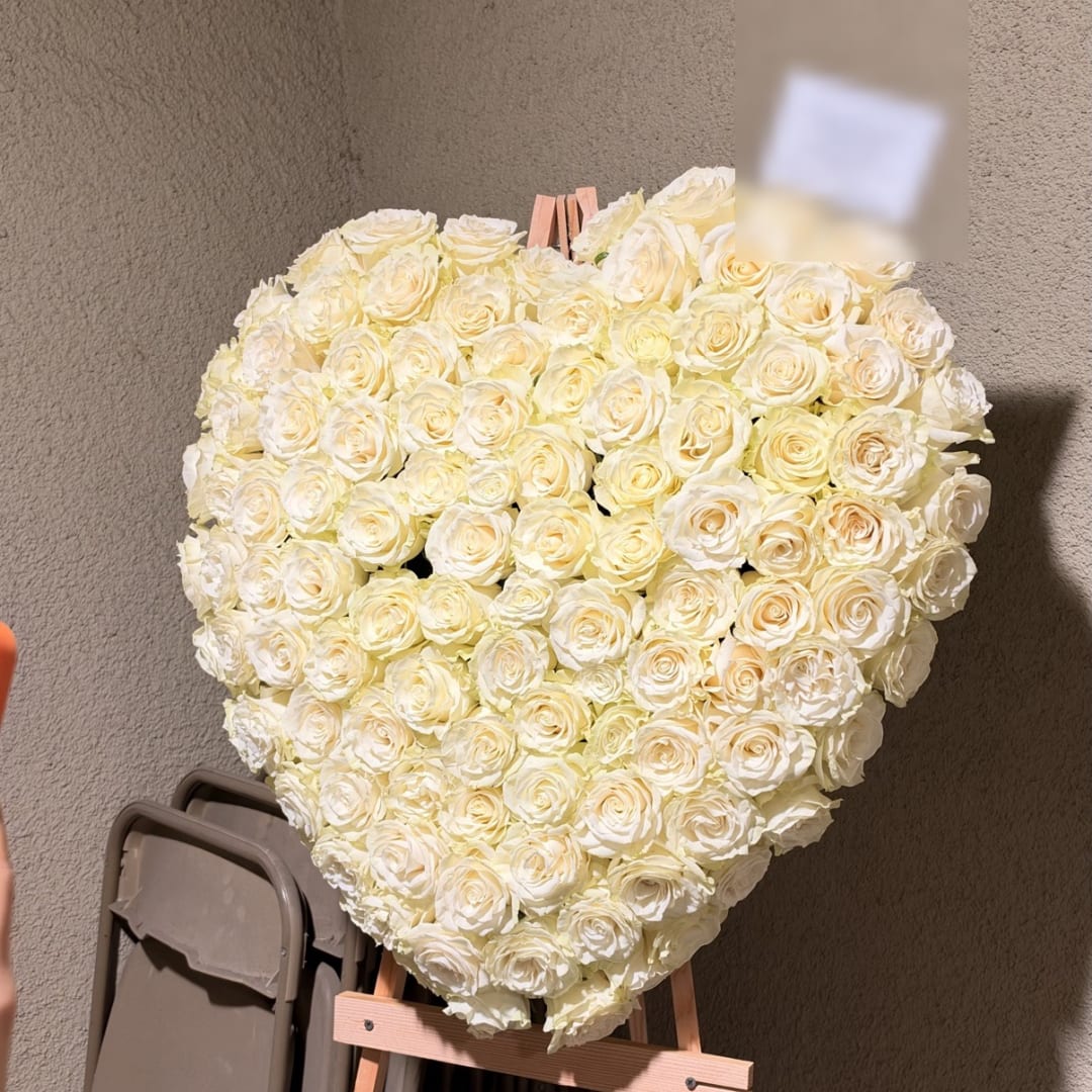 Heart-shaped bouquet of cream white roses on an easel