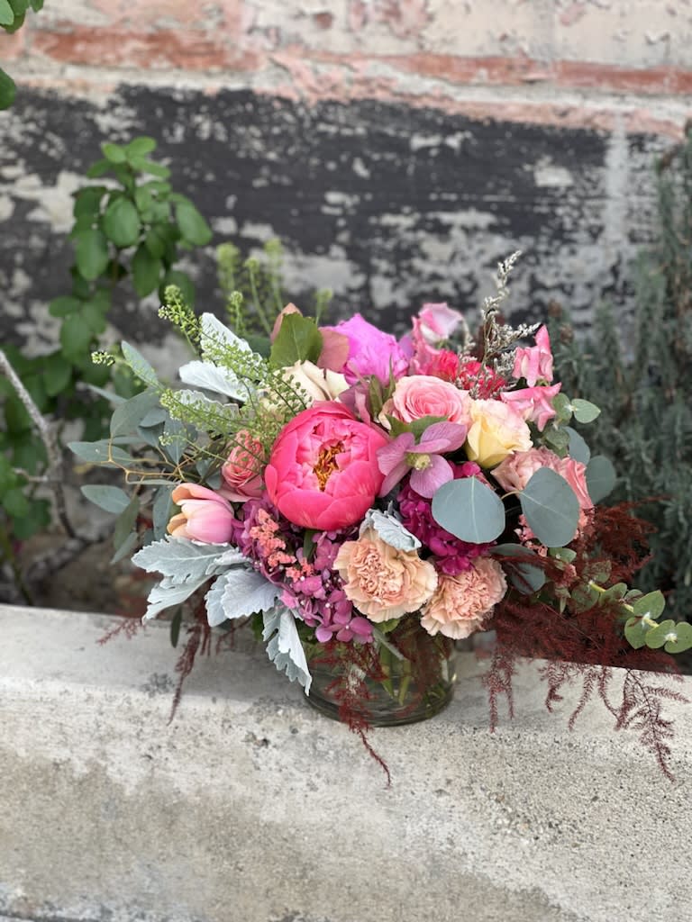Pink and peach mixed bouquet in a glass vase