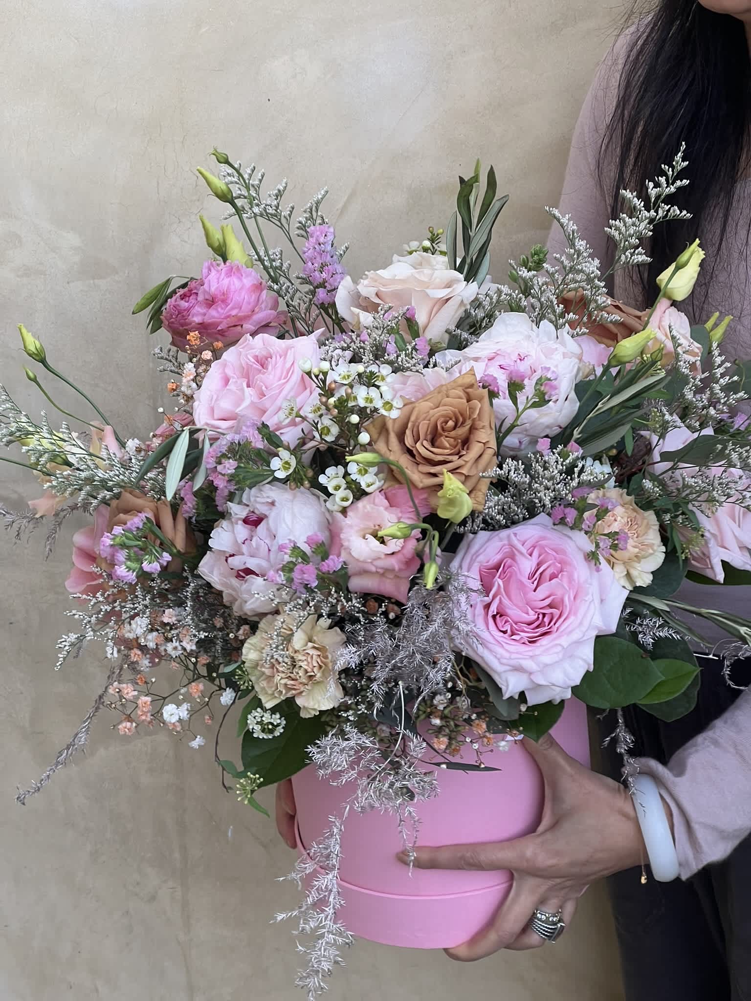 Pink and blush rose bouquet in a pink hatbox