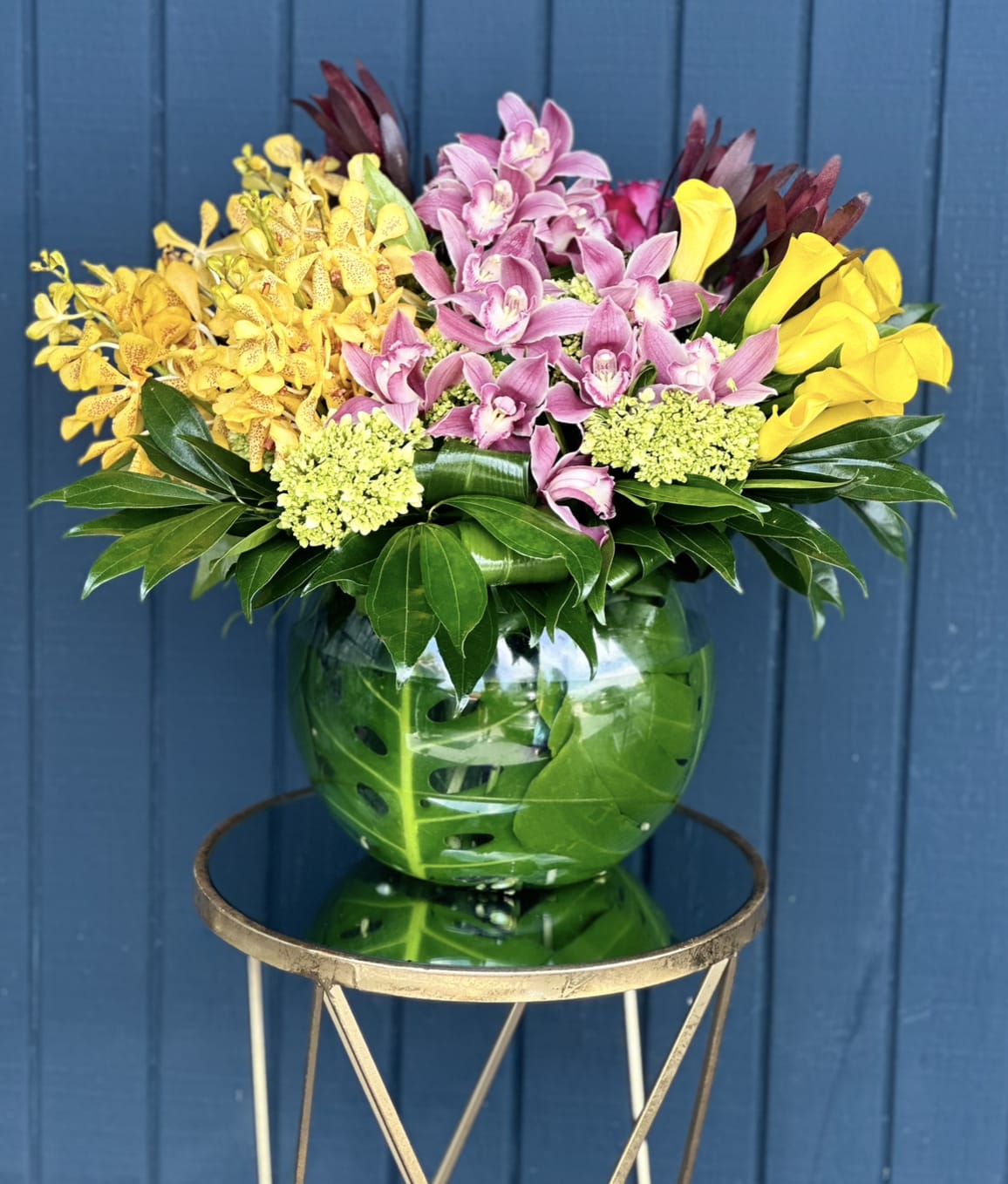 Tropical garden - Tropical garden mix. Elegant bouquet with a mix of flowers!  ▪️ Delivery to their door Each bouquet is unique and is prepared by an expert florist and our customer service team is at your service to ensure the best experience possible.  ▪️Bouquets you can enjoy for longer Some flowers arrive a little closed to ensure extra freshness and protection during shipping. Enjoy the magic of seeing them fully bloom.