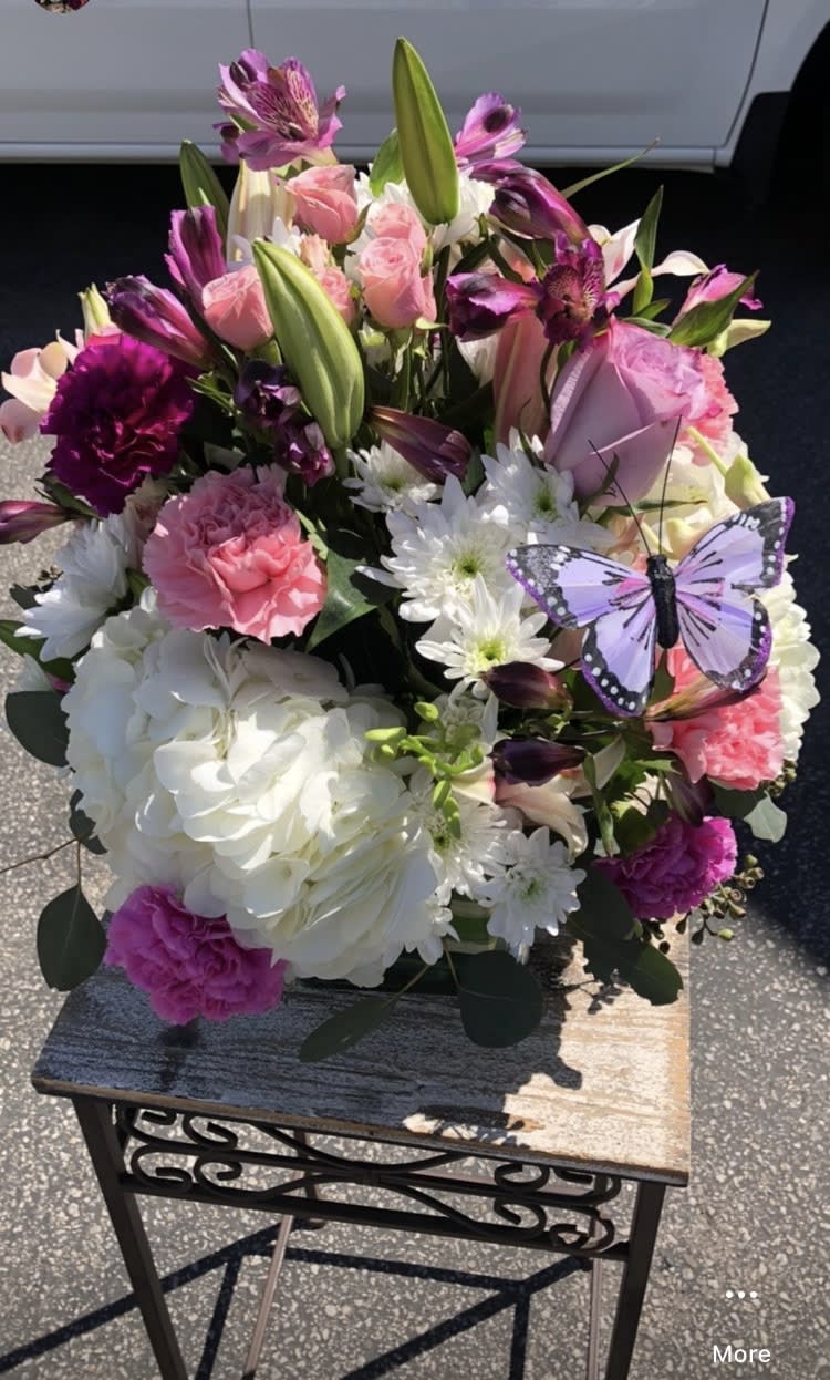 Mixed pink and white bouquet with a butterfly decoration