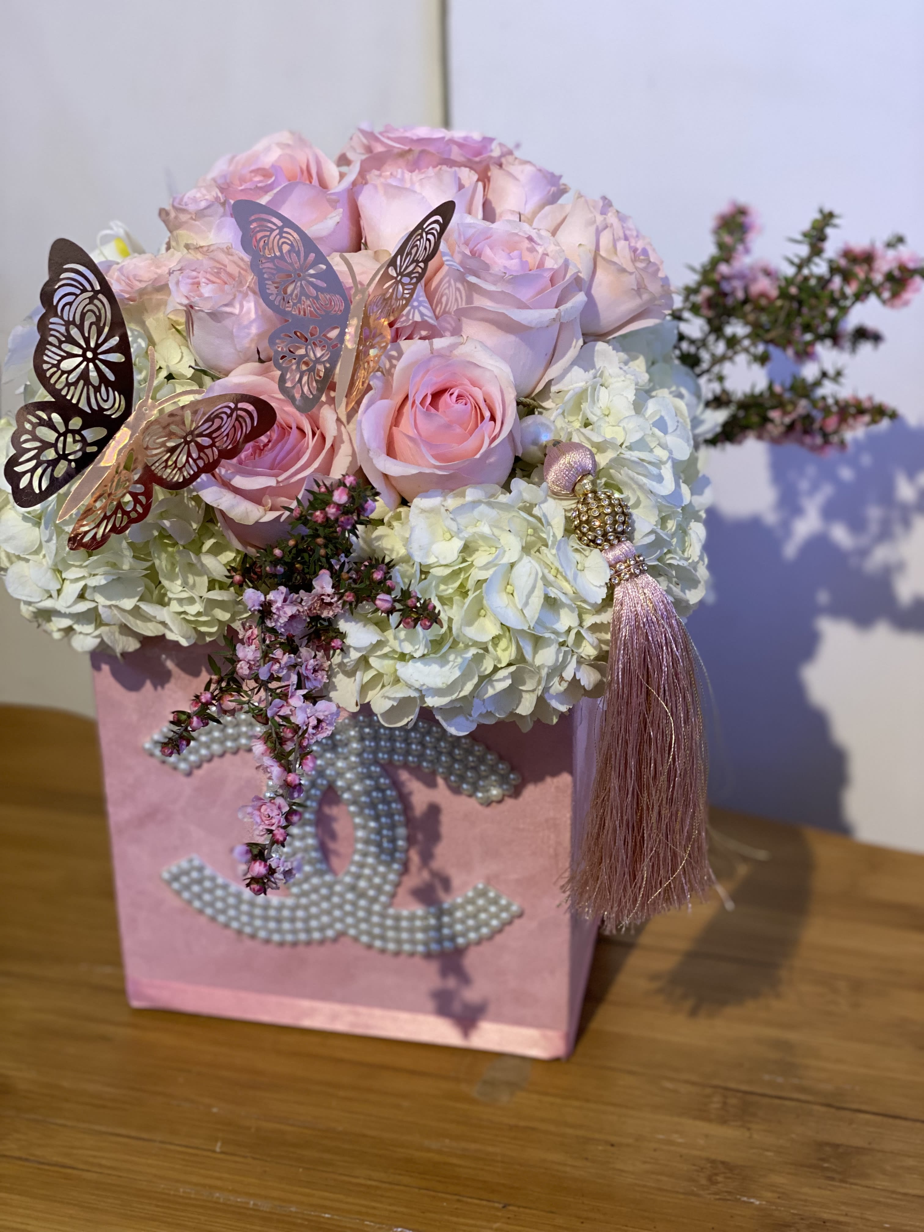 Rosita Fresita - Pink roses, white hydrangeas in a chic velvet box. 