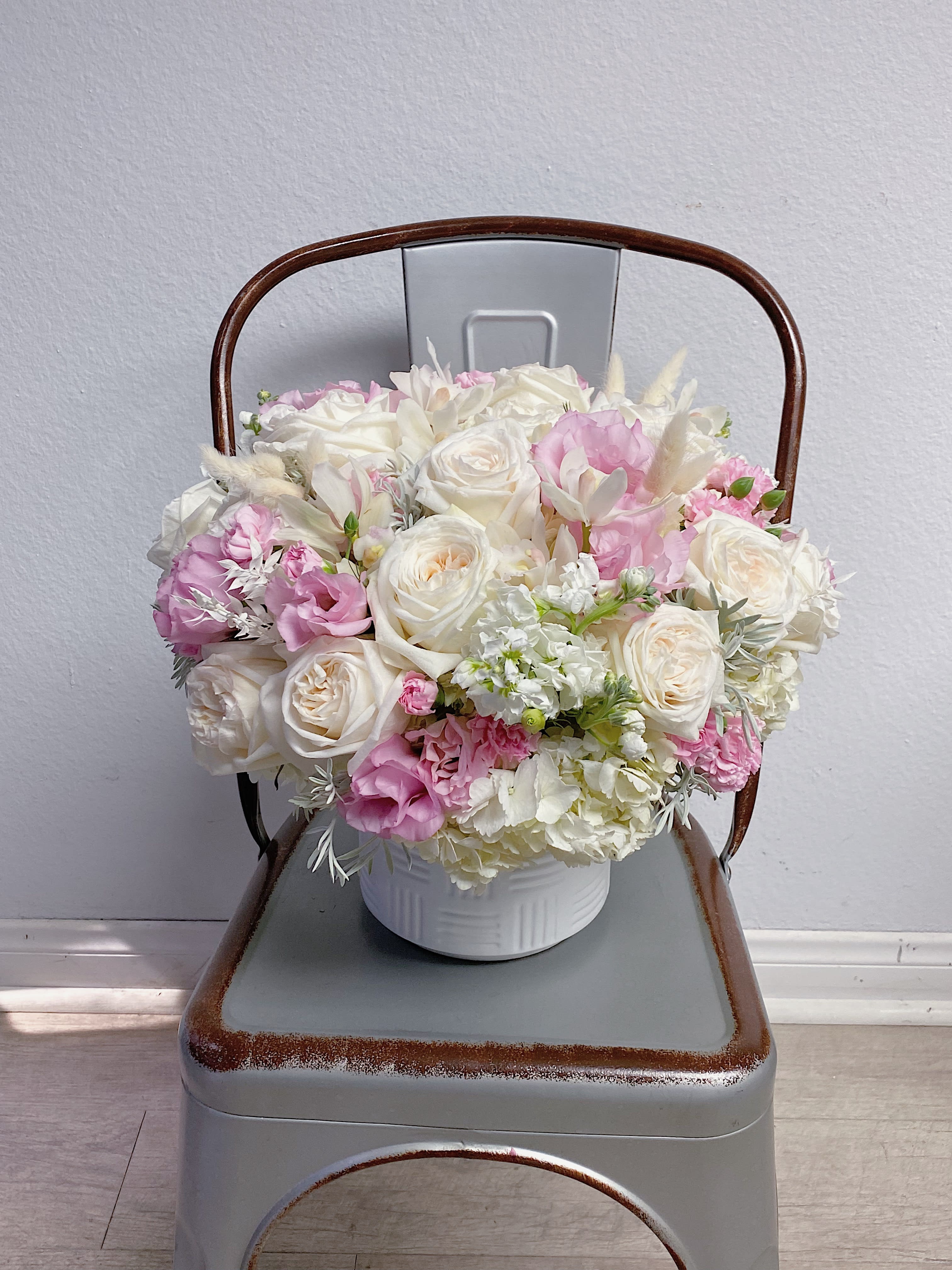 White and pink rose bouquet in a white vase