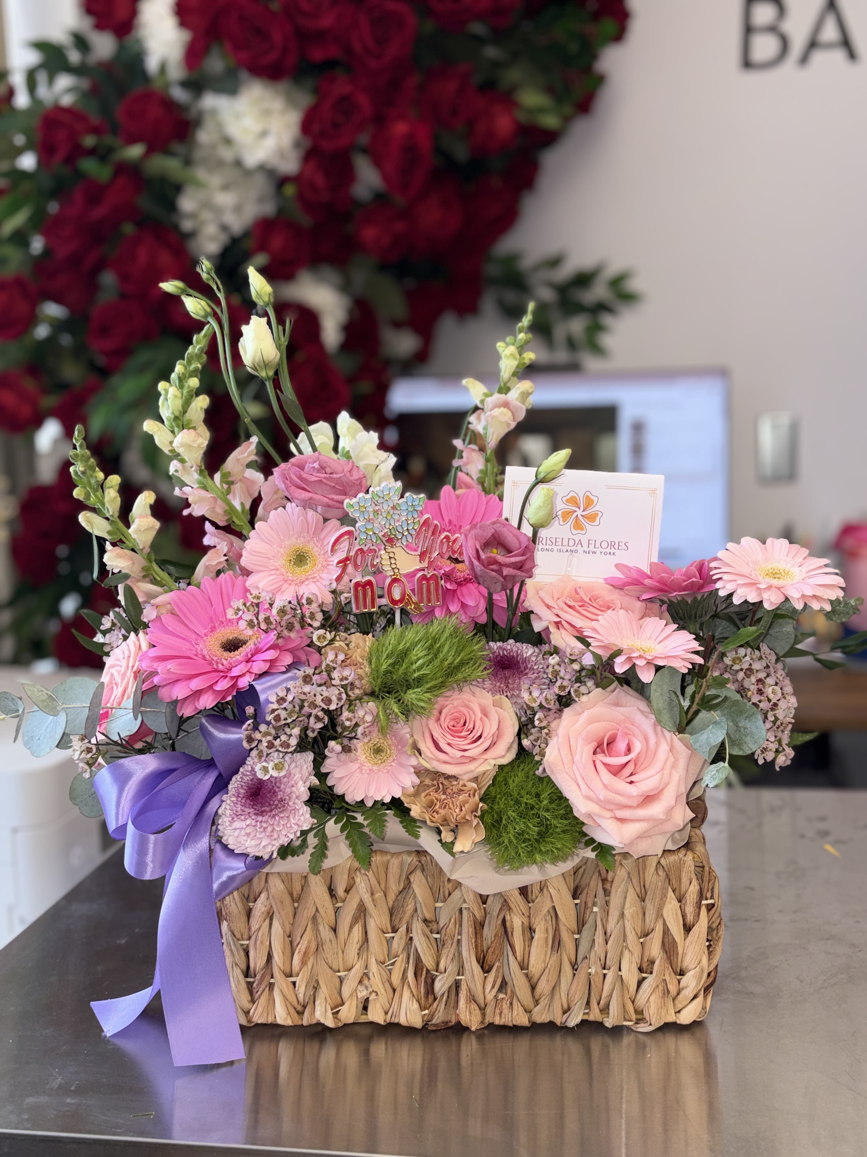 Canasta con gerberas y rosas Long Island, New York - Canasta de flores mixtas que incluye rosas, guerreras, snpdragon.