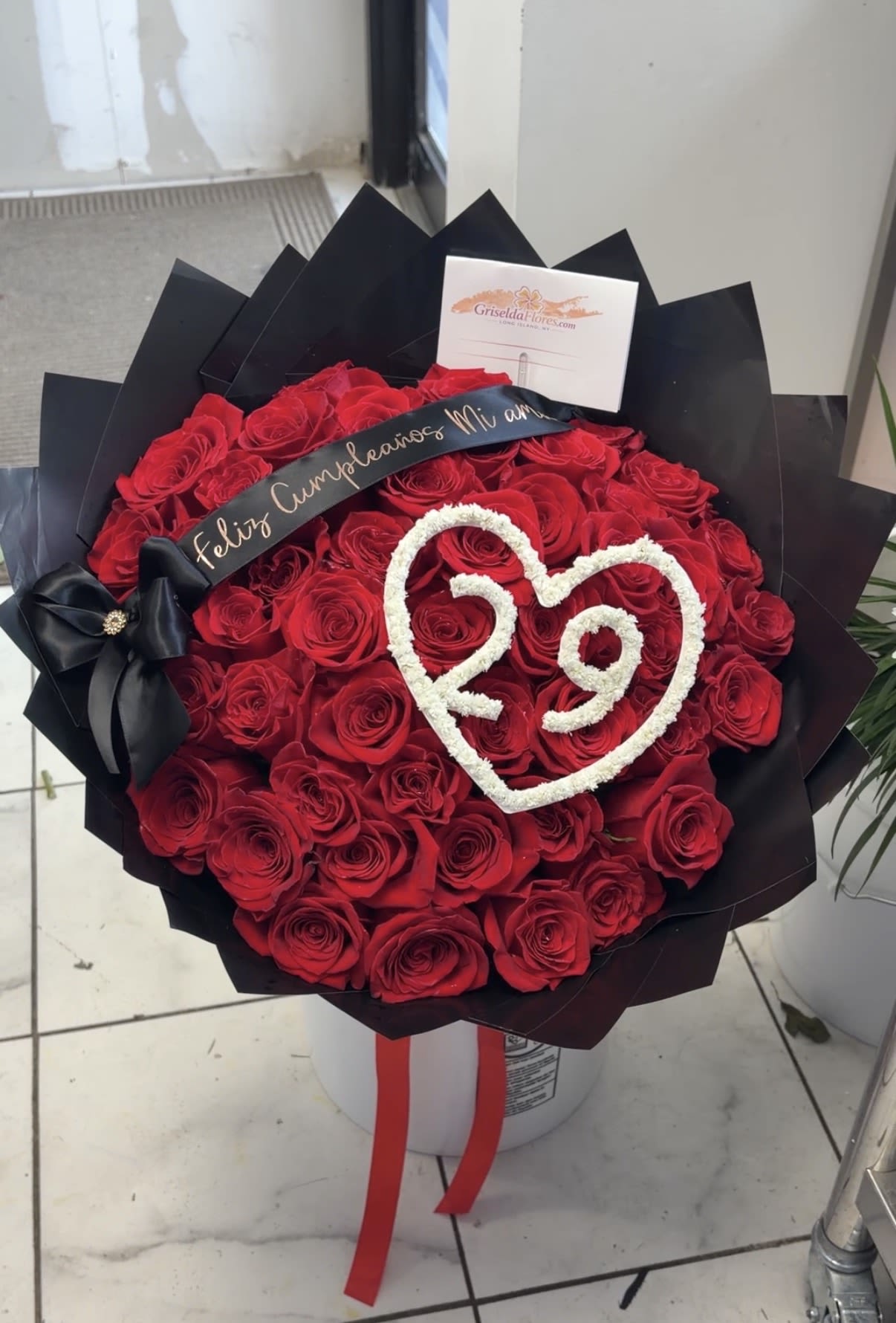 Ramo de 50 rosas con baby's breath y liston - Incluye: 50 rosas Freedom 60 CM Corazon y numero con babys breath Liston con texto personalizado  Escribe en la caja de instrucciones el numero para el corazón y la frase corta que deseas que le imprima en el listón.