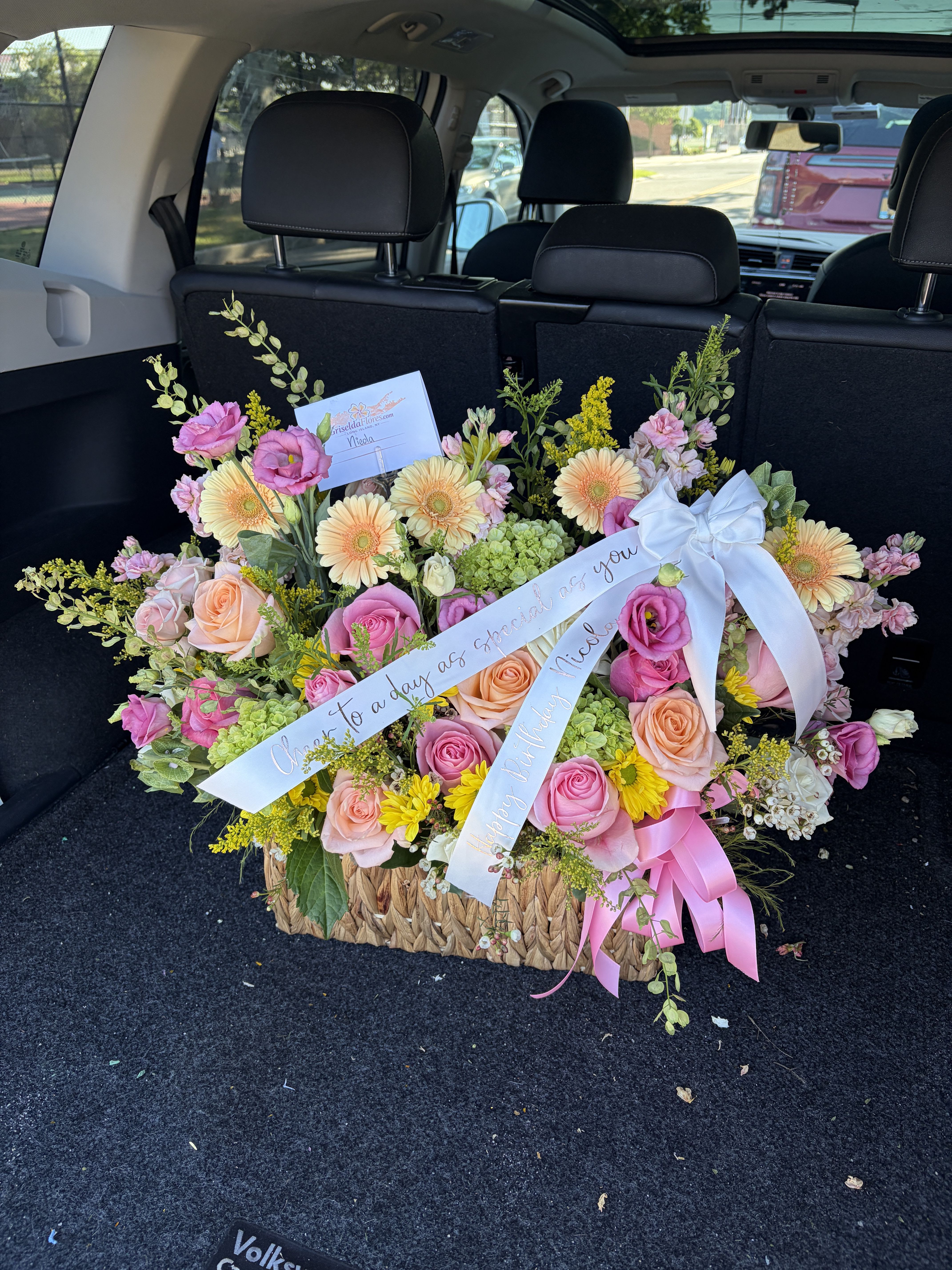 Canasta con gerberas, rosas y lisianthus Long Island New York - Esta es una canasta con una hermosa combinación de colores incluye flores como:  Gerbera mini peach Stock light pink Tifany Roses Luciano Roses Hydrangeas Mojito Pink Lisianthus Yellow Daysi Solidago Pink spray roses Incluye listón con texto personalizado.