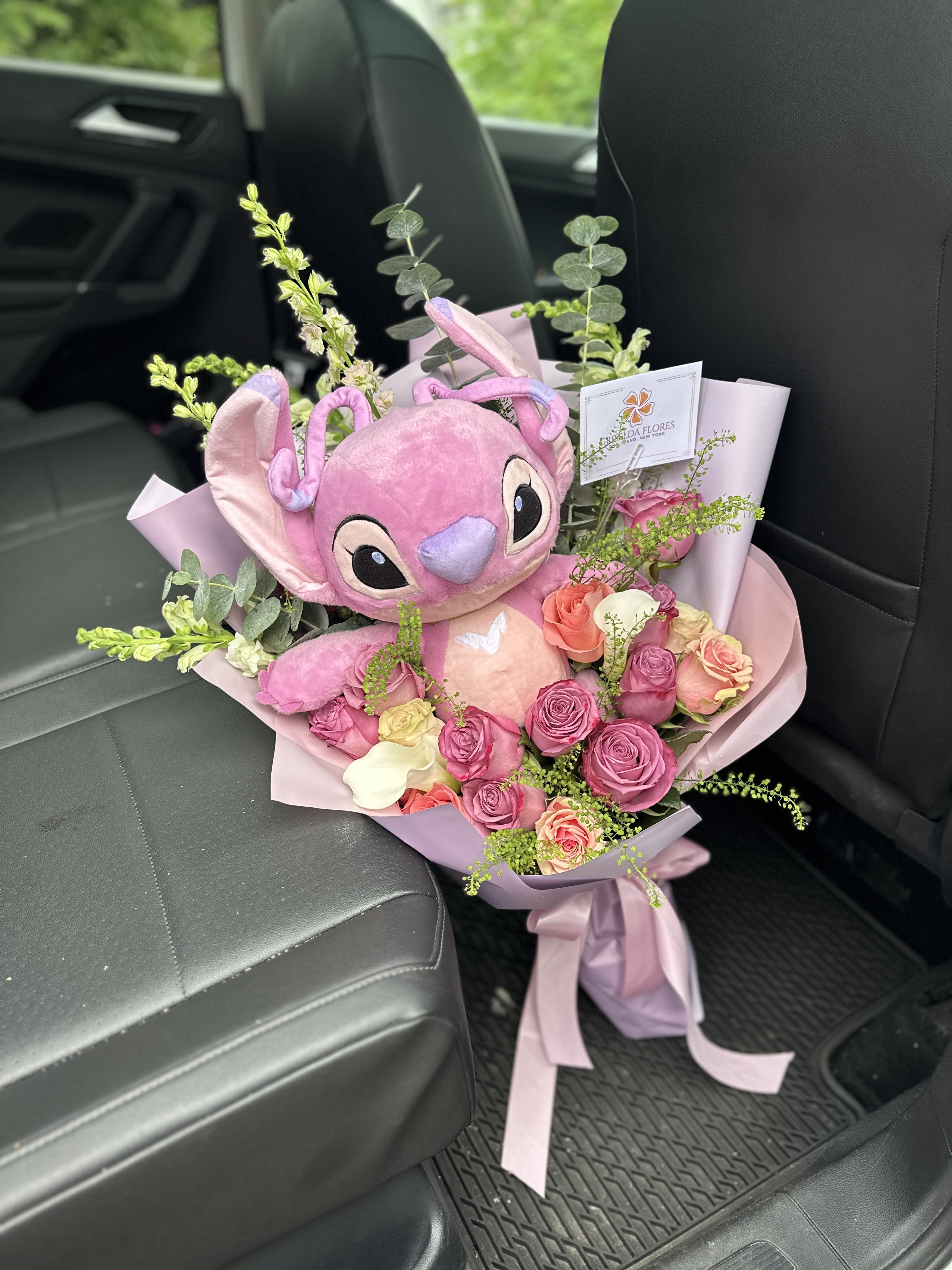 Ramo con flores con el peluche Angel de Stitch - Ramo con flores mixtas incluyen:  Peluche Angel de Stitch Rosas  Lilies Larkspur Snapdragon/stock Eucalipto True Blue/Cinerea 
