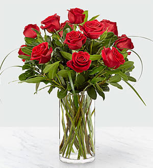 Bouquet of red roses in a clear glass vase