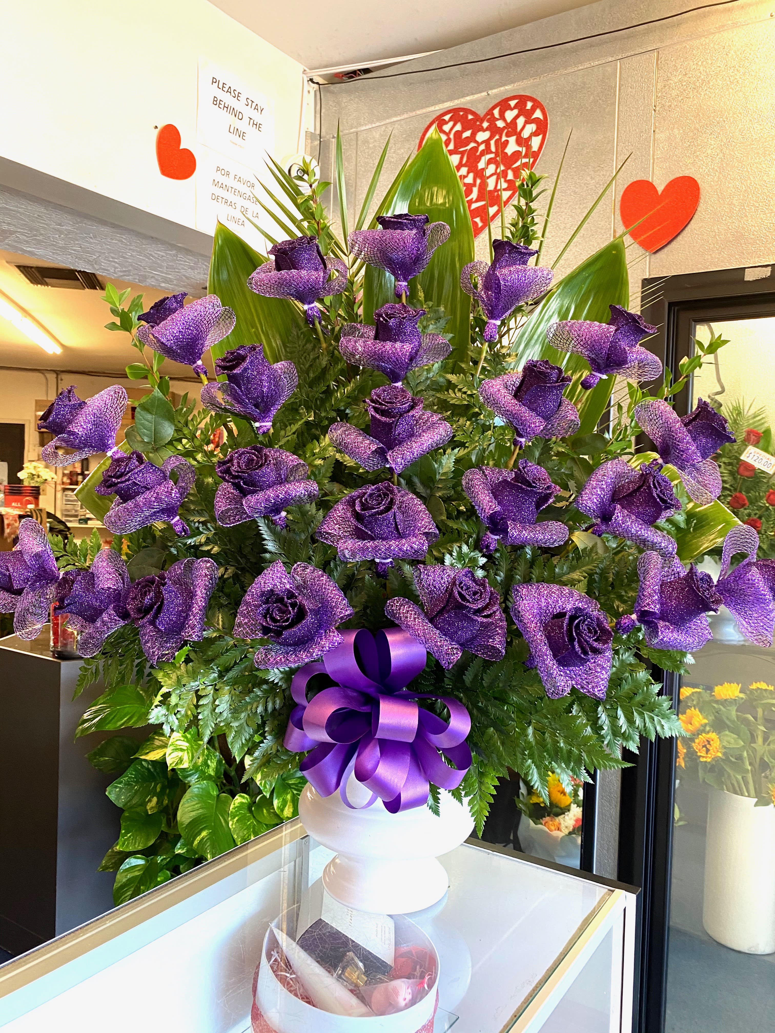 Purple glitter bomb - Natural Premium roses glitterized and put together to create this unique and impressive style. Comes in many colors.