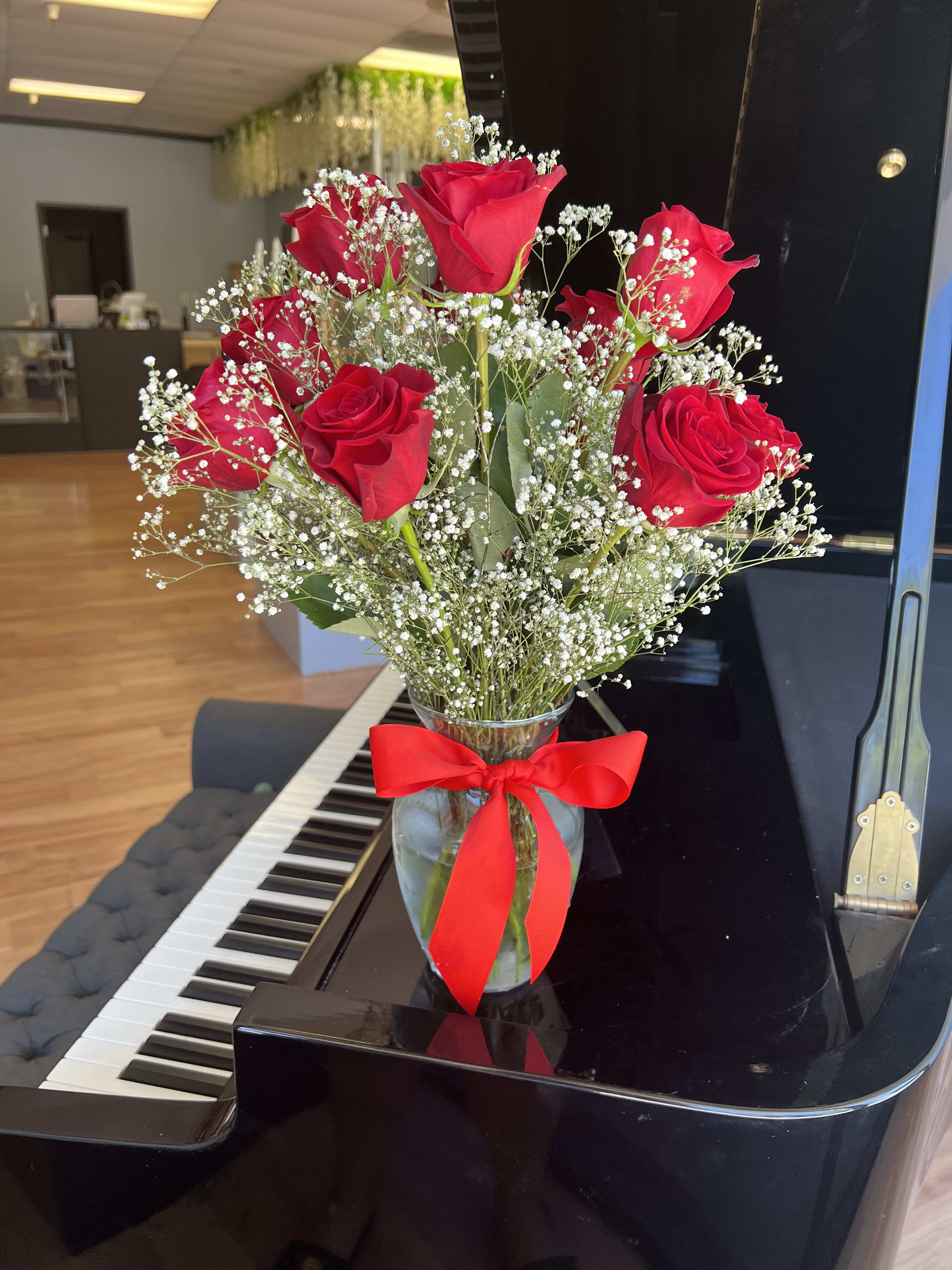 Traditional reds - Red long stem roses in a vases 