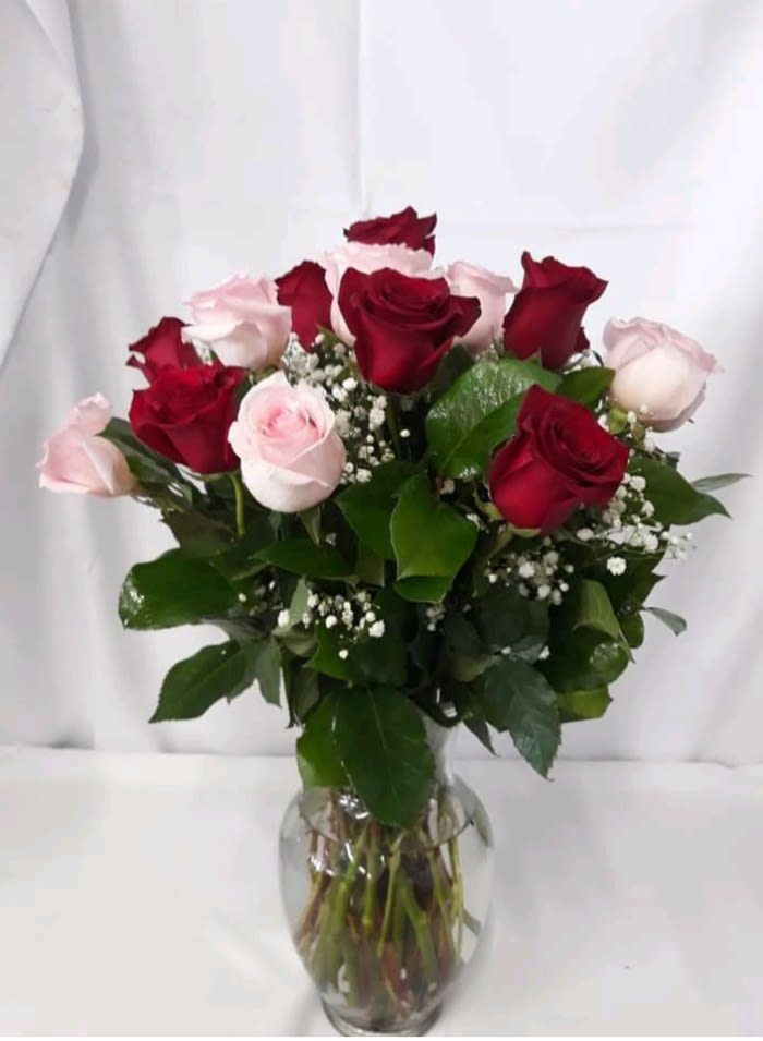 Red And Pink - 8 Rosas Rojas 8 Rosas Light Pink Baby's breath  Sasal Verde En Clear Vases
