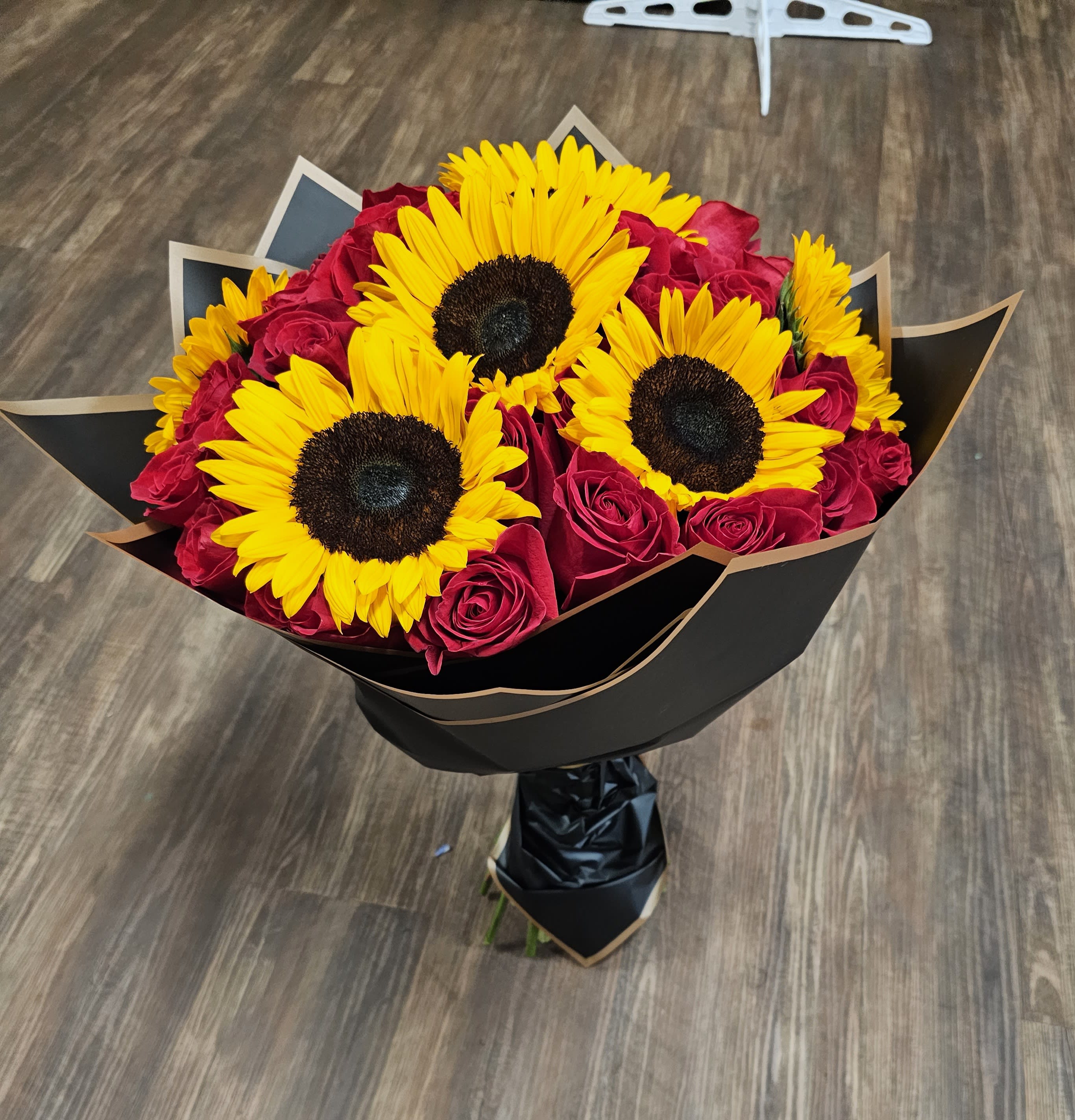 R&amp;G Bouquet - Beautiful bouquet of roses and sunflowers to fall in love or apologize to that person so loved by You