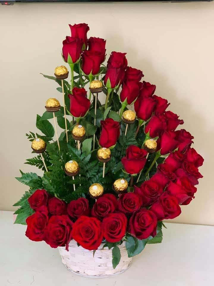 Basket R&amp;C - Beautiful basket of roses and chocolate for your favorite person 