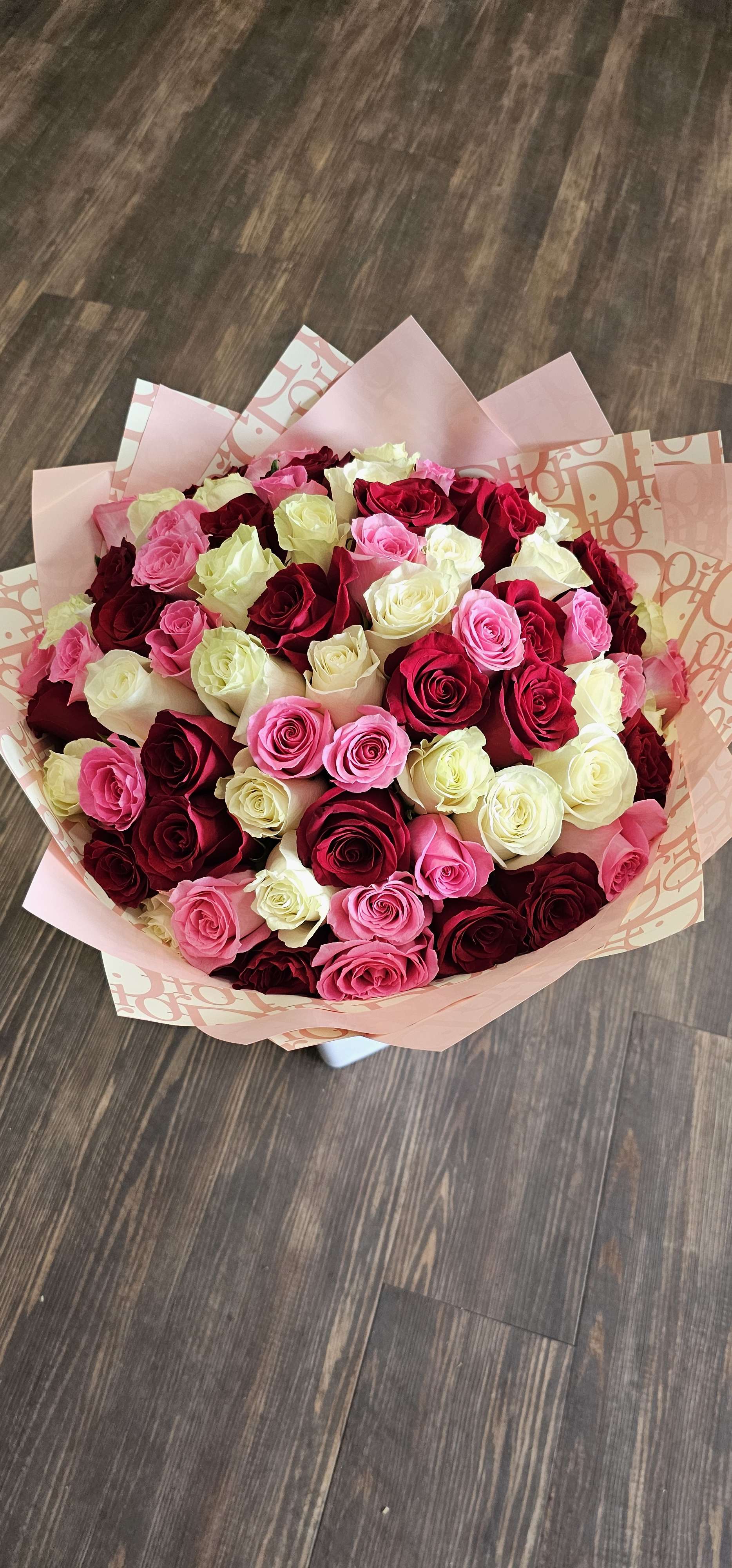 6 Mixed Docen Roses  - Give to her this beautiful bouquet of roses you can choose any color 