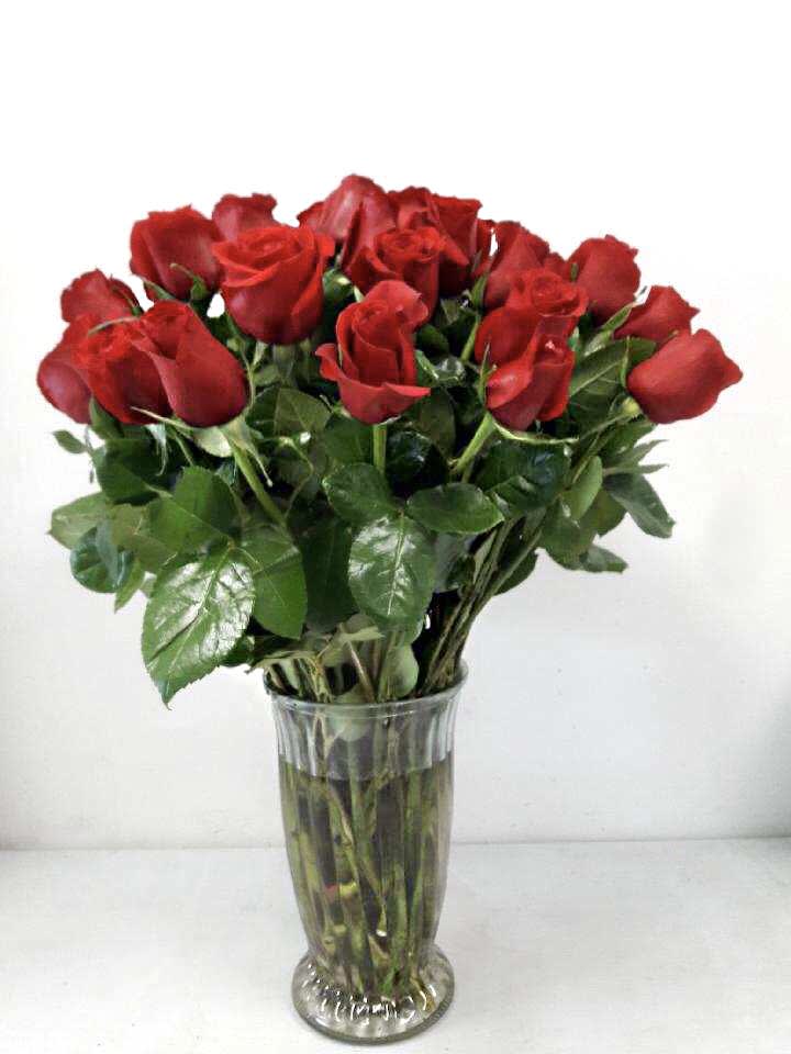 Bouquet of red roses in a clear glass vase