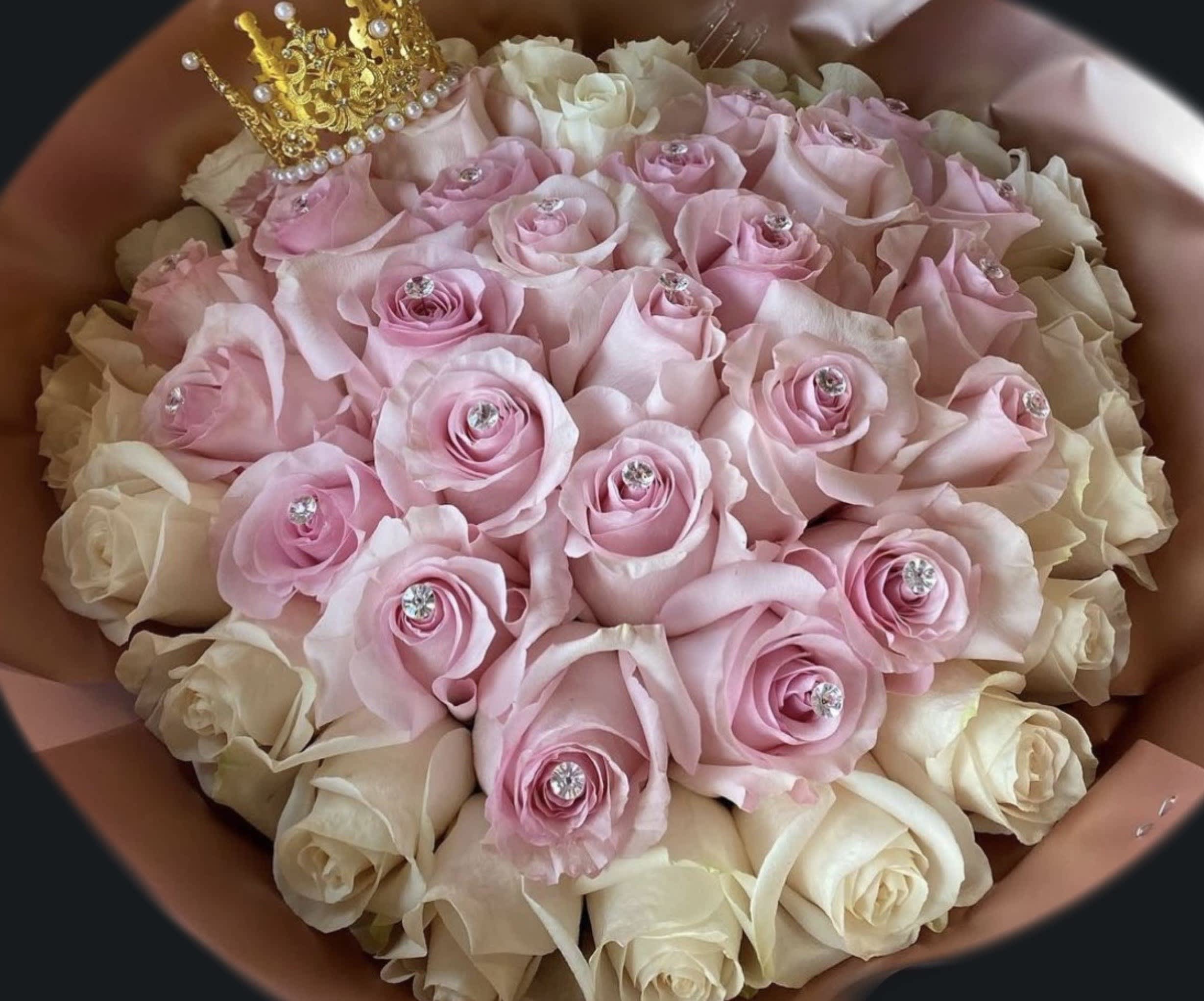 The Queen's Fresh Pick - 48 Roses/ 4 dozens *Color paper may vary. *Crown Out of Stock!!
