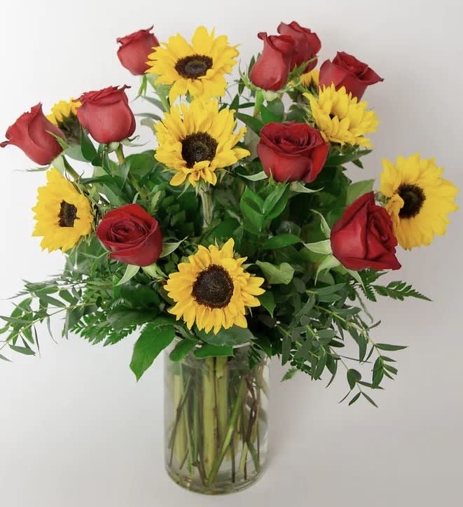 Flying Petals - 10 Roses 8 Sunflowers