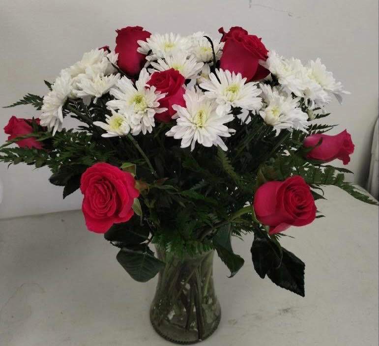 white kisses&amp;cherries  - red roses white daisies with greenery 