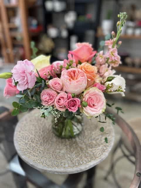 Pink and peach rose bouquet in a glass vase