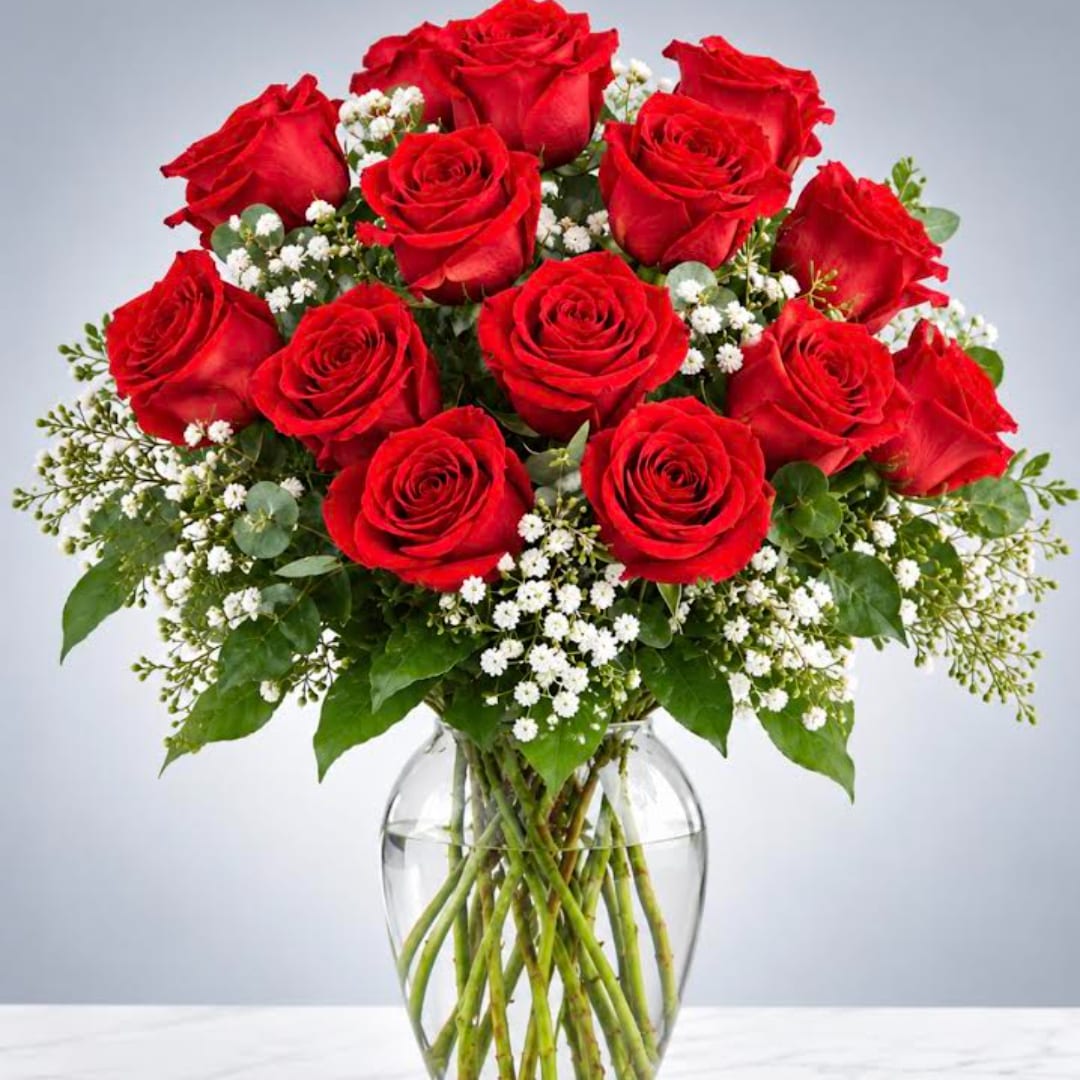 Bouquet of red roses in a clear glass vase