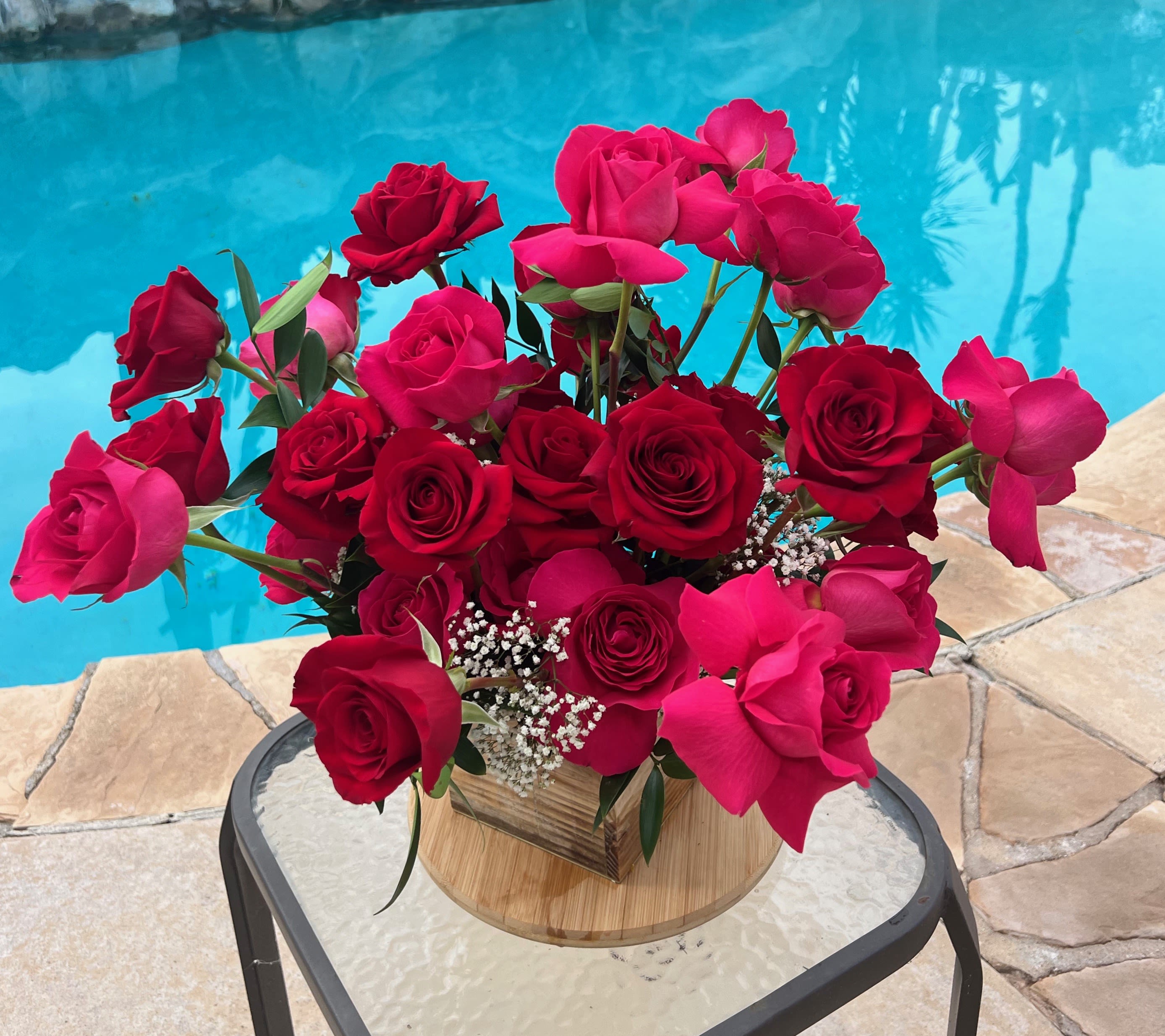 Bouquet of red and hot pink roses in a wooden box