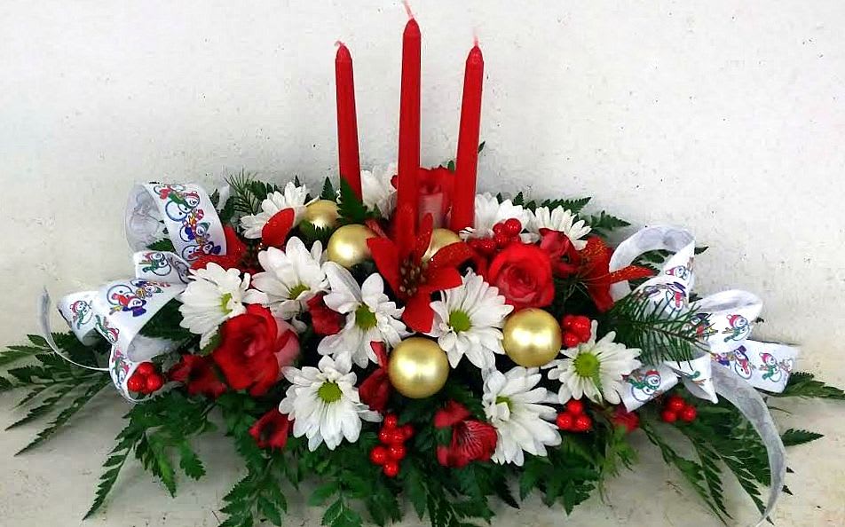 Red and white floral centerpiece with candles and gold ornaments