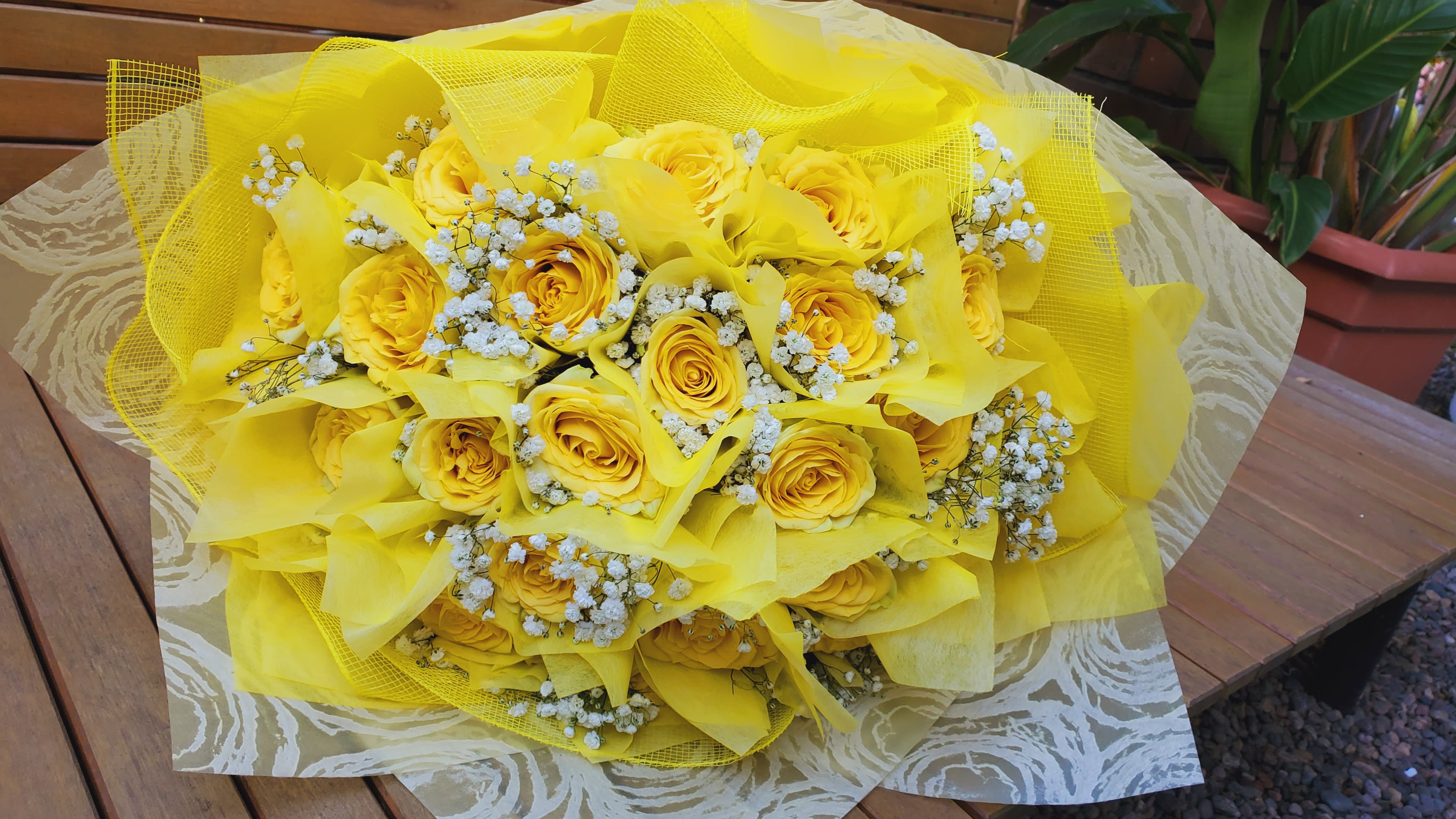Hong Kong Style - 2 dozen roses - Premium garden roses and baby breath flowers. You can customize flowers and wraps color.