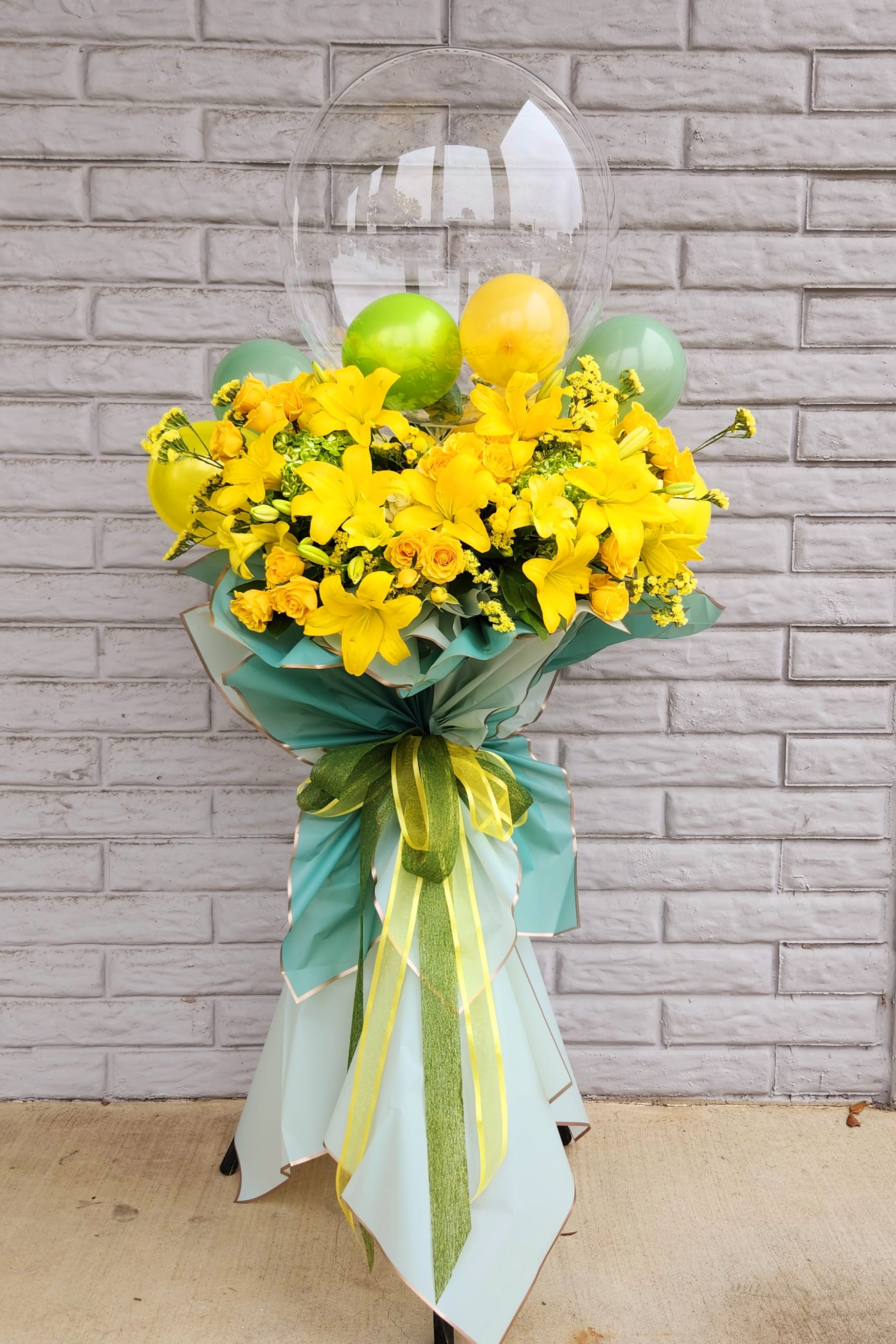 Standing flower bouquet - This arrangement is best for parties, events, and grand opening. You can request any color theme that you love.