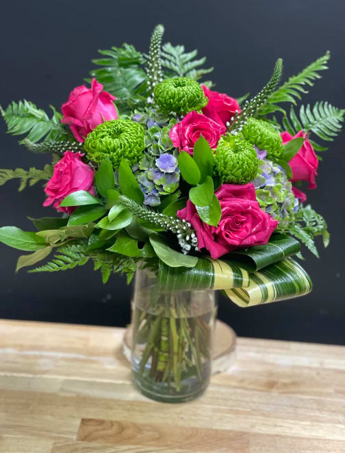 Pink roses and green chrysanthemums in a glass vase