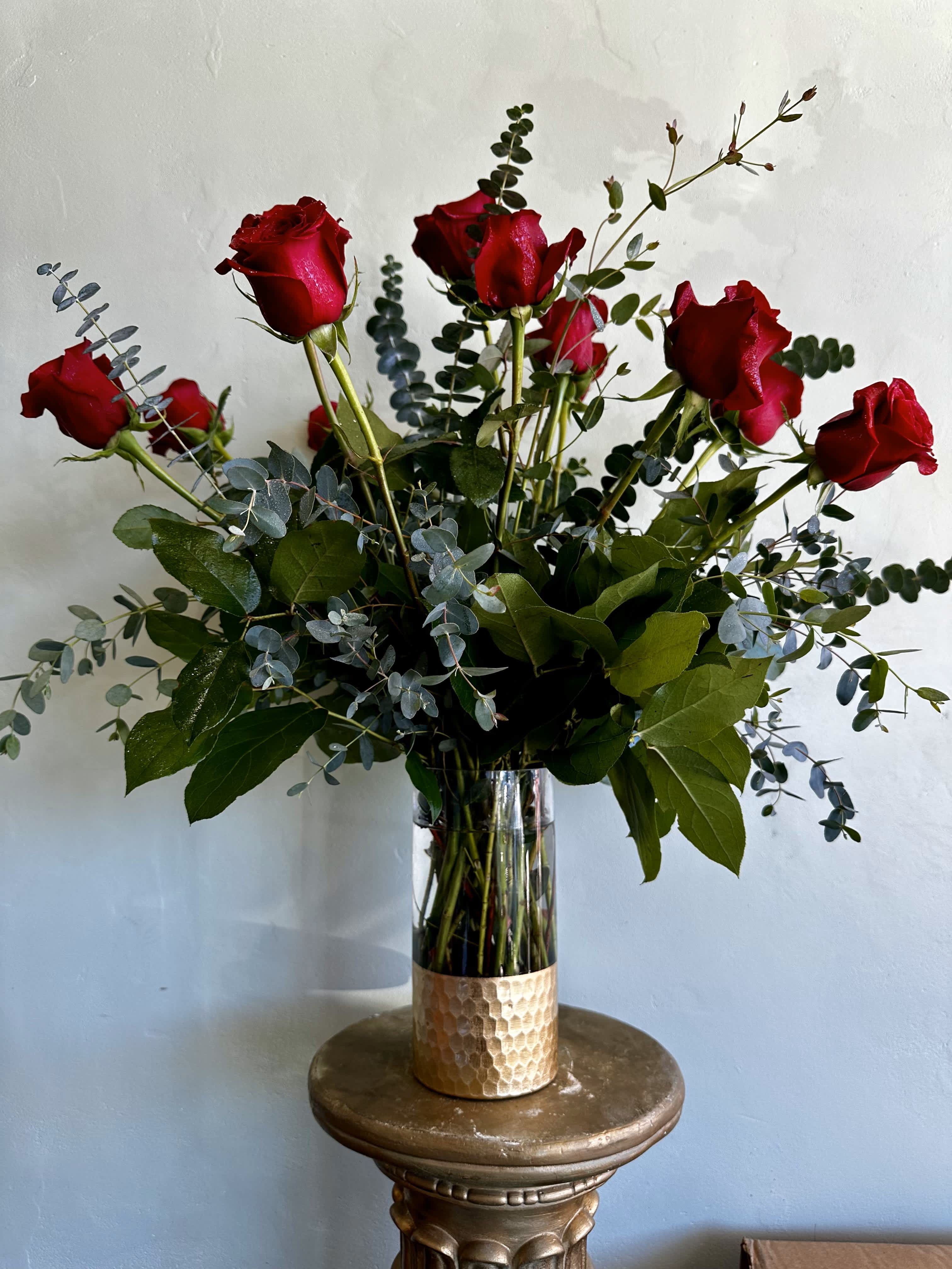 1 Dozen Long Stem Roses - Gorgeous Roses for that special someone in your life or just because.. 