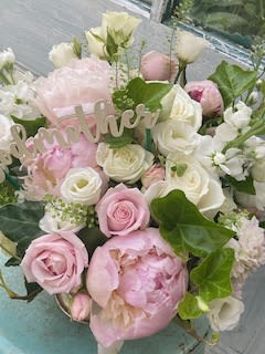 Pink and white rose bouquet with a "mother" sign