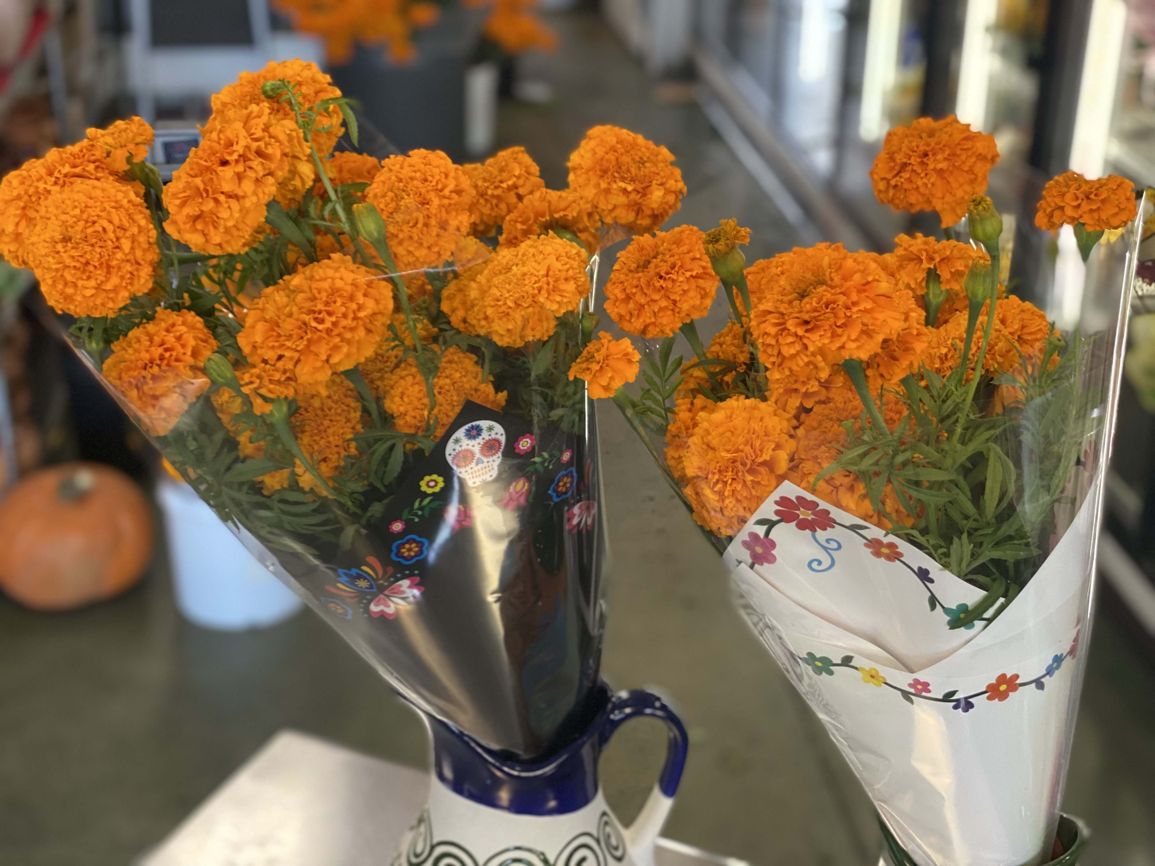 Cempasúchil / Marigold - 7-10 stems of orange marigolds.