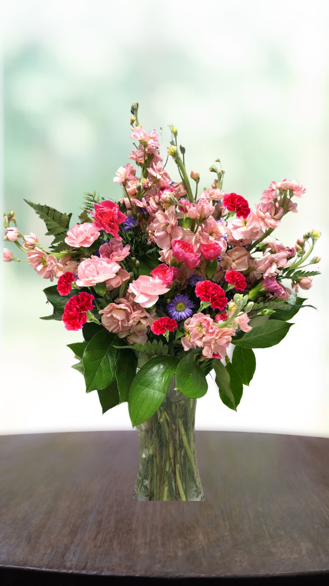 Pink and red mixed bouquet in a clear glass vase