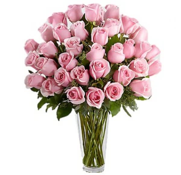 Bouquet of pink roses in a clear glass vase