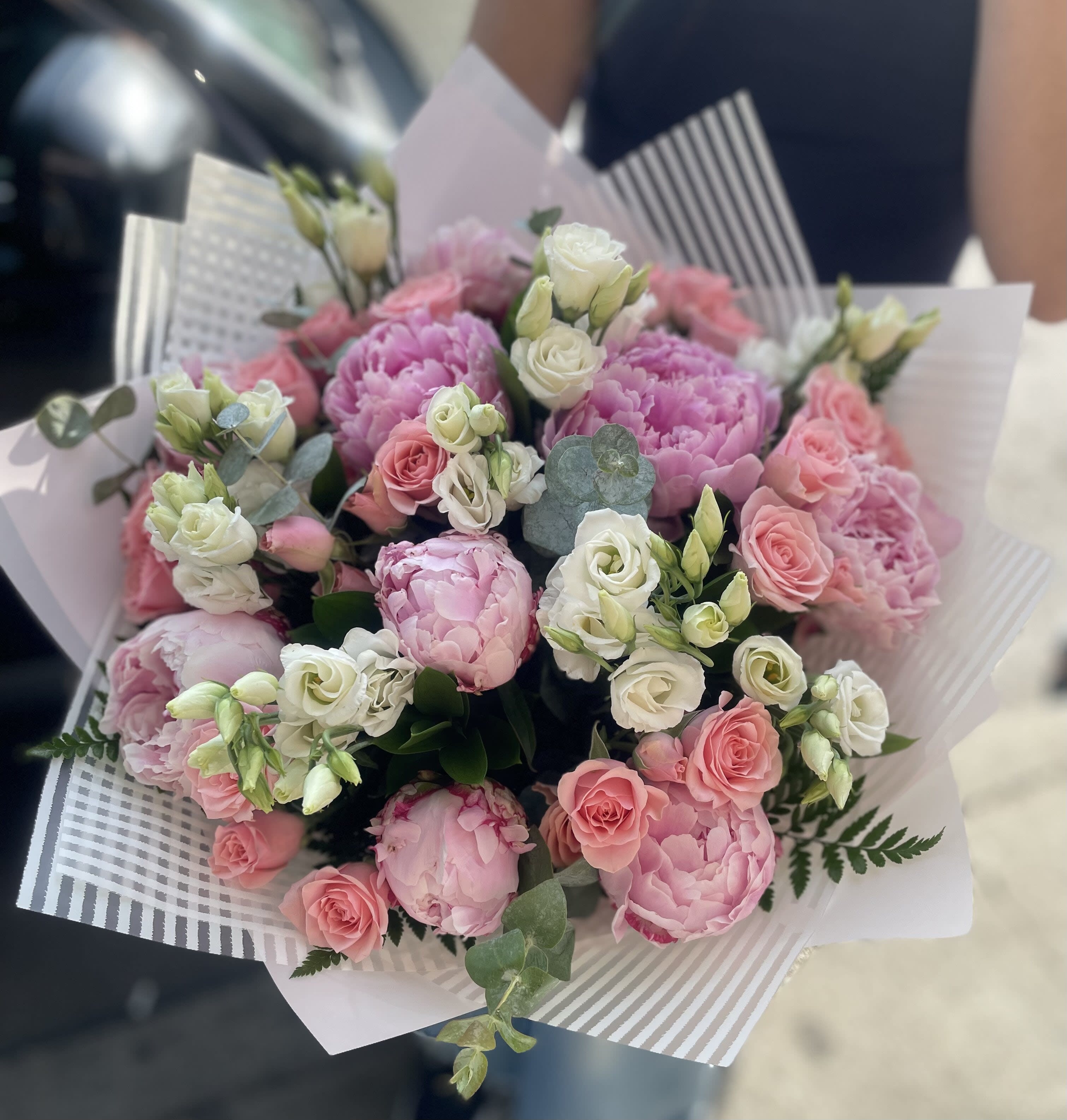 Joy of meeting bouquet. The photo shows a deluxe size. - The photo shows a deluxe size.