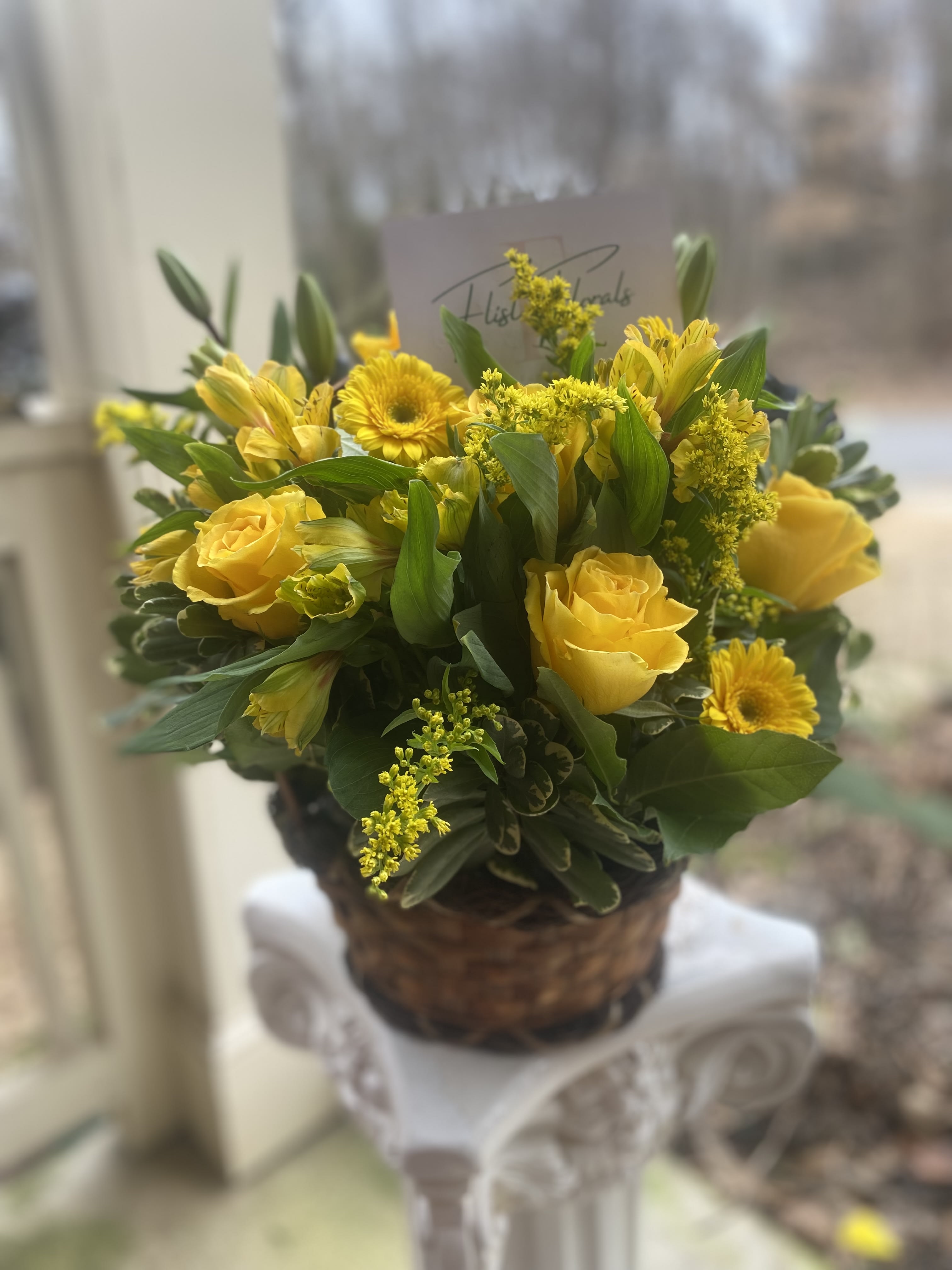 The Heritage Basket - The Heritage Basket has all the makings of a basket filled with a monochromatic colorfullly filled basket. Yellow is pictured but you can request any color (red, pink or white)